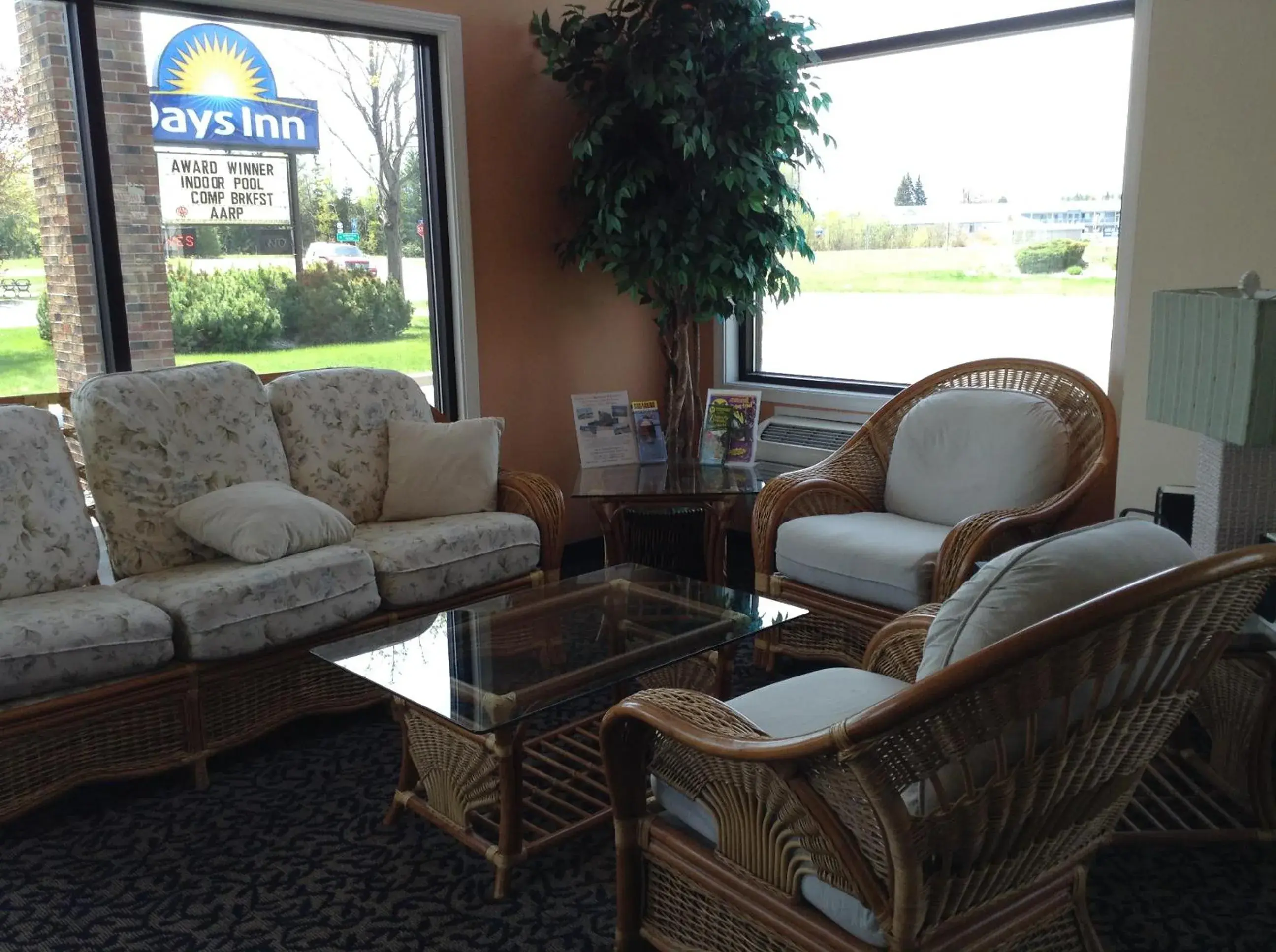 Lobby or reception, Seating Area in Days Inn by Wyndham Mackinaw City - Lakeview