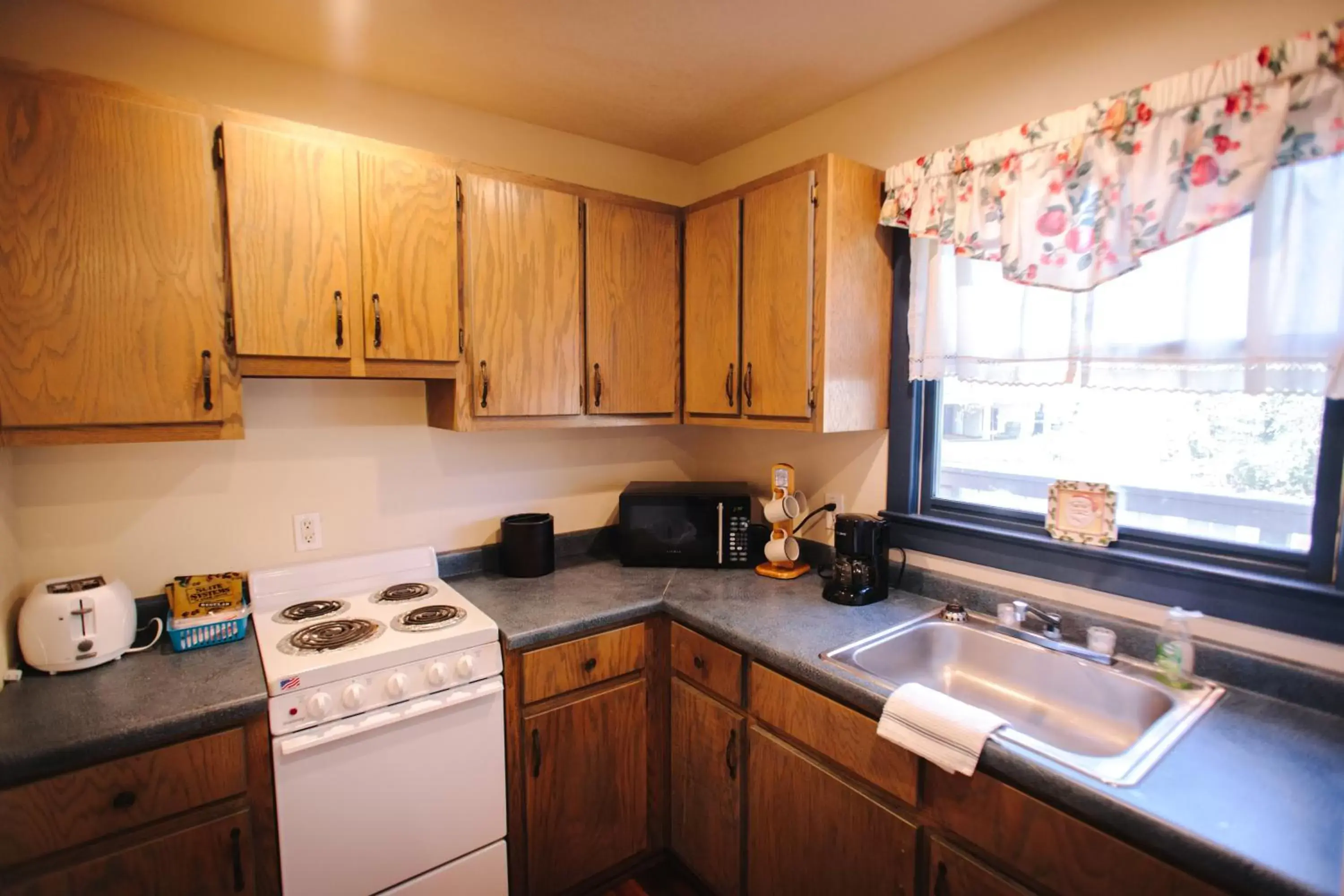 Kitchen or kitchenette, Kitchen/Kitchenette in Riverbend Motel & Cabins