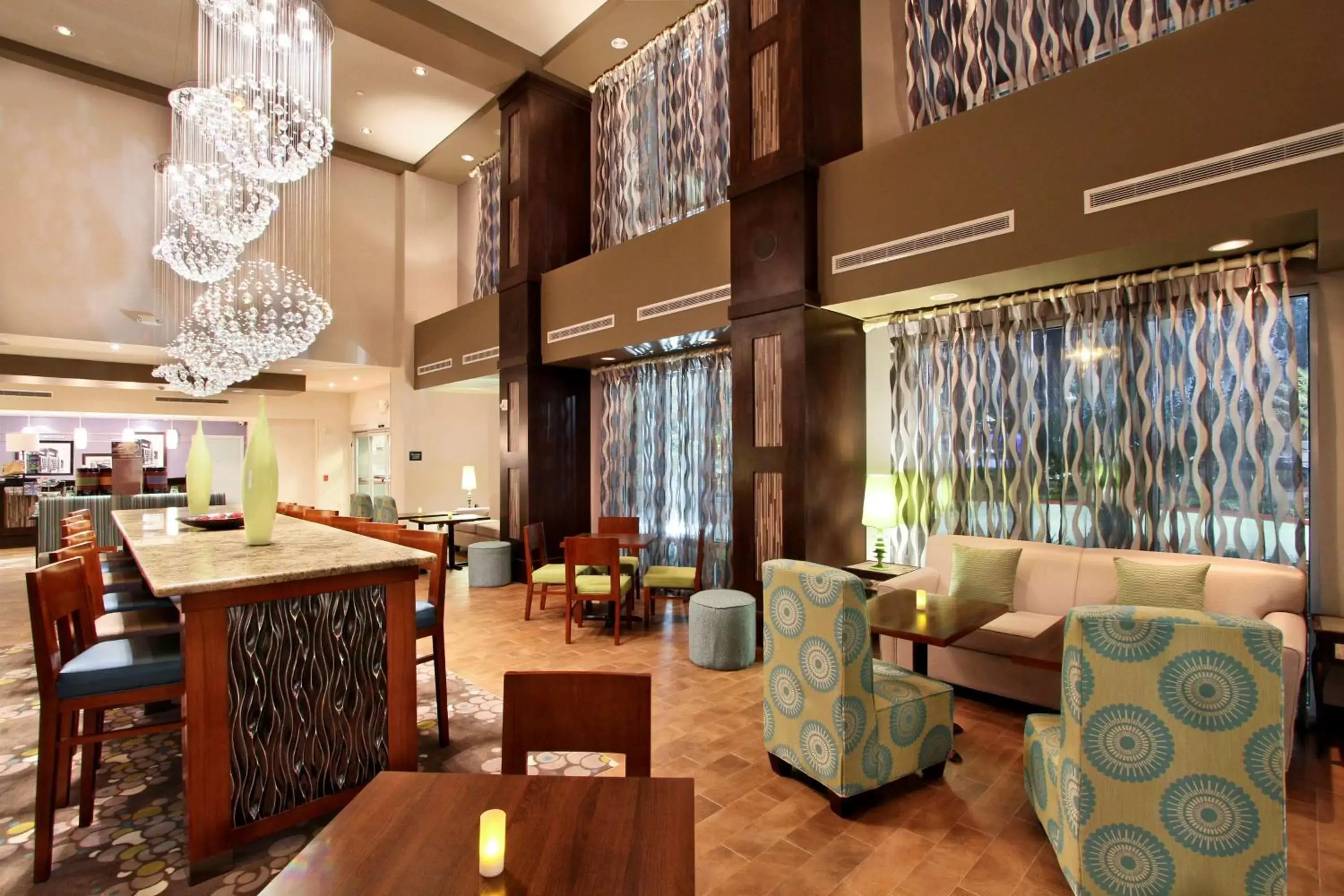 Lobby or reception, Lounge/Bar in Hampton Inn & Suites Winnie