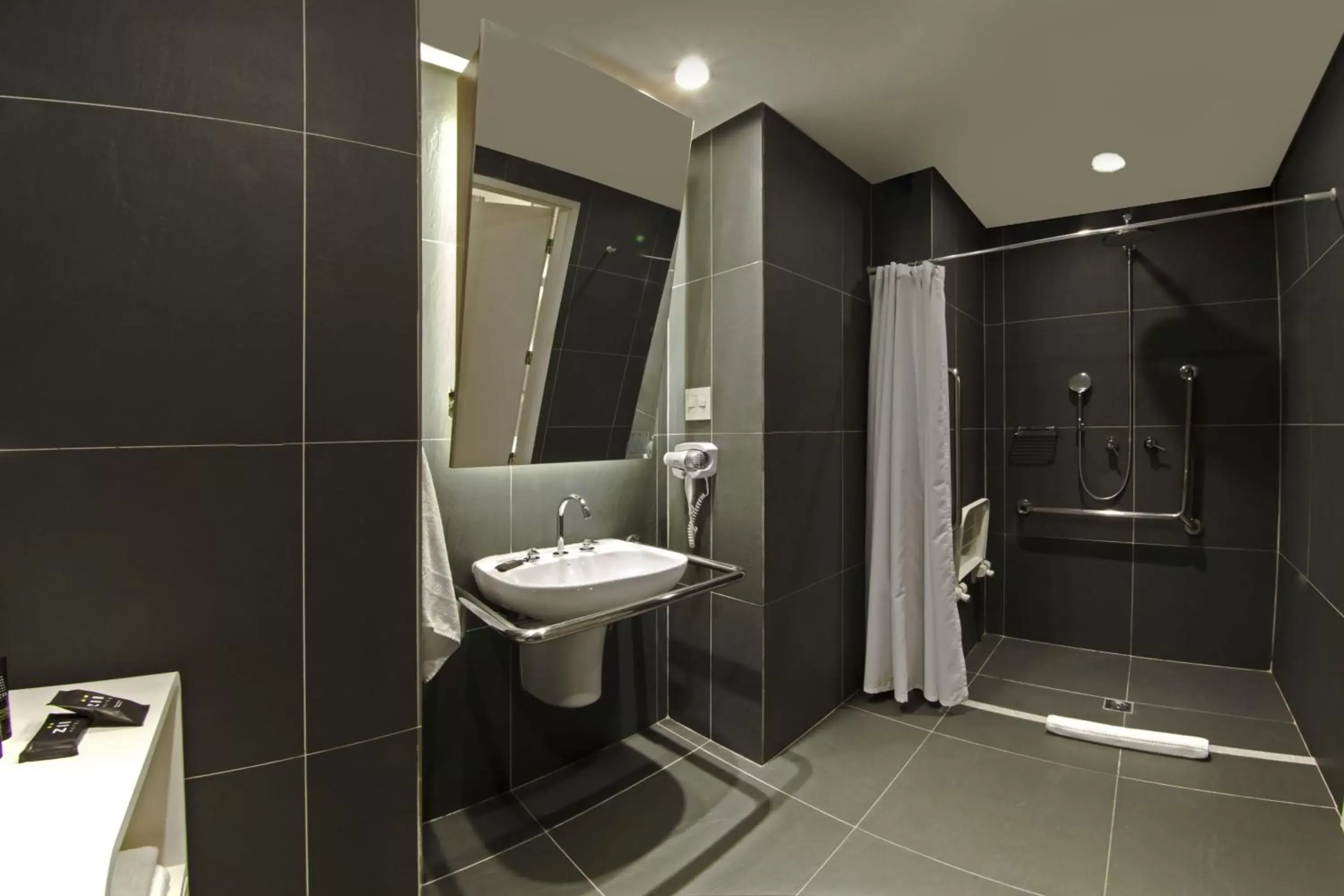 Shower, Bathroom in ibis Styles Alagoinhas