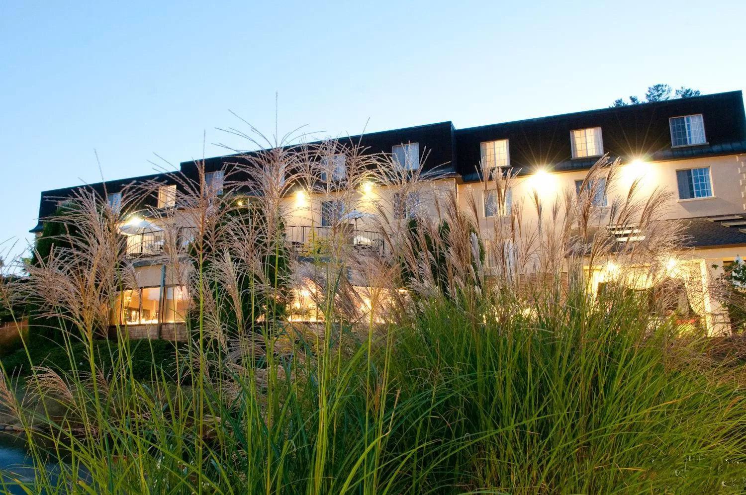 Facade/entrance in Meadowbrook Inn