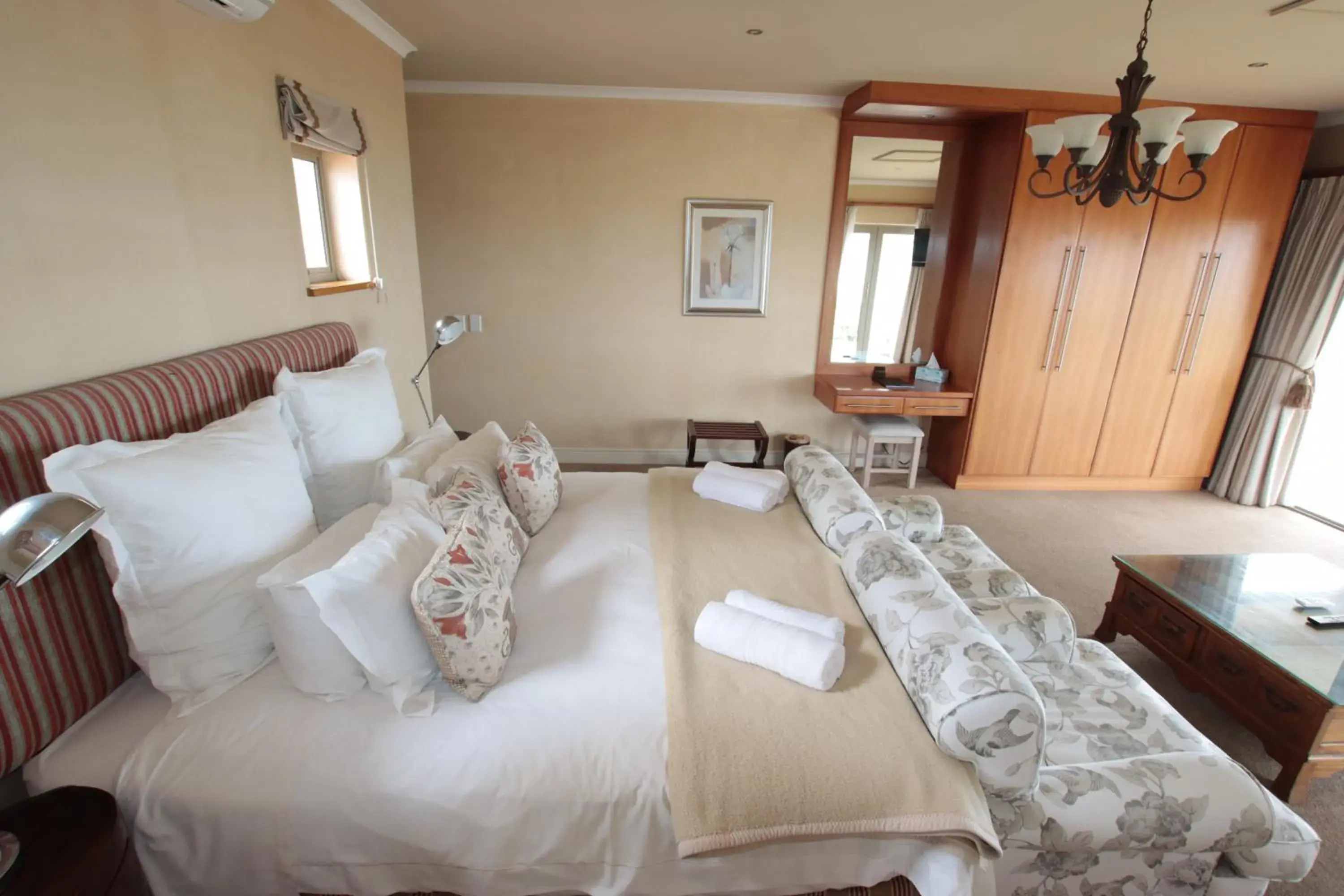 Bedroom, Bed in On The Cliff Guest House