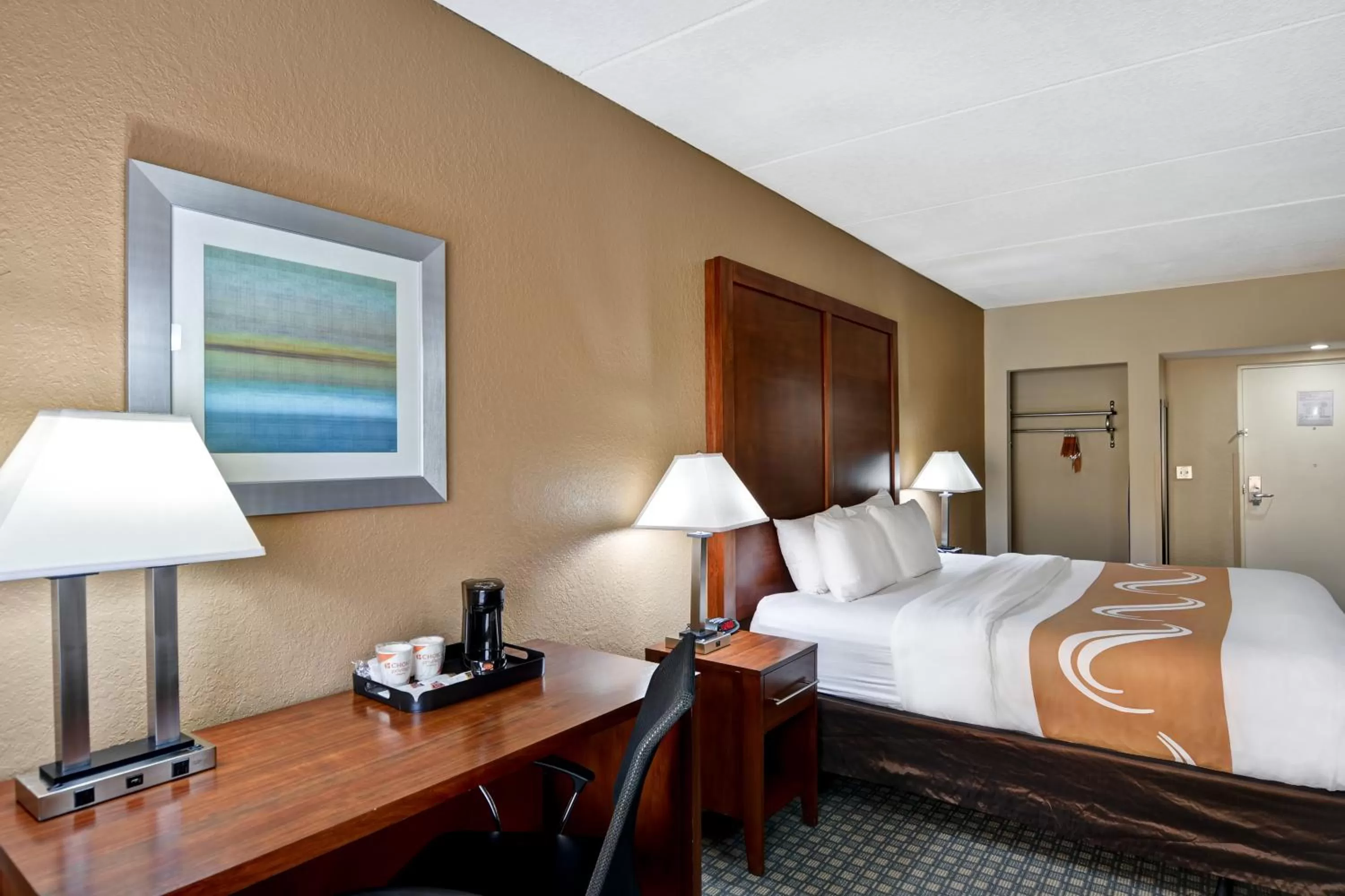 Bed in Quality Inn & Suites Heritage Park