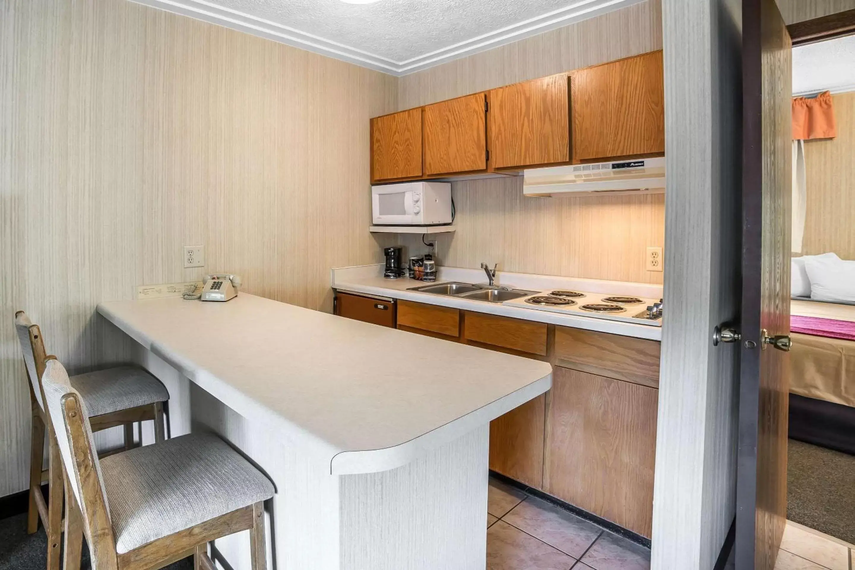 Photo of the whole room, Kitchen/Kitchenette in Rodeway Inn Pronghorn Lodge