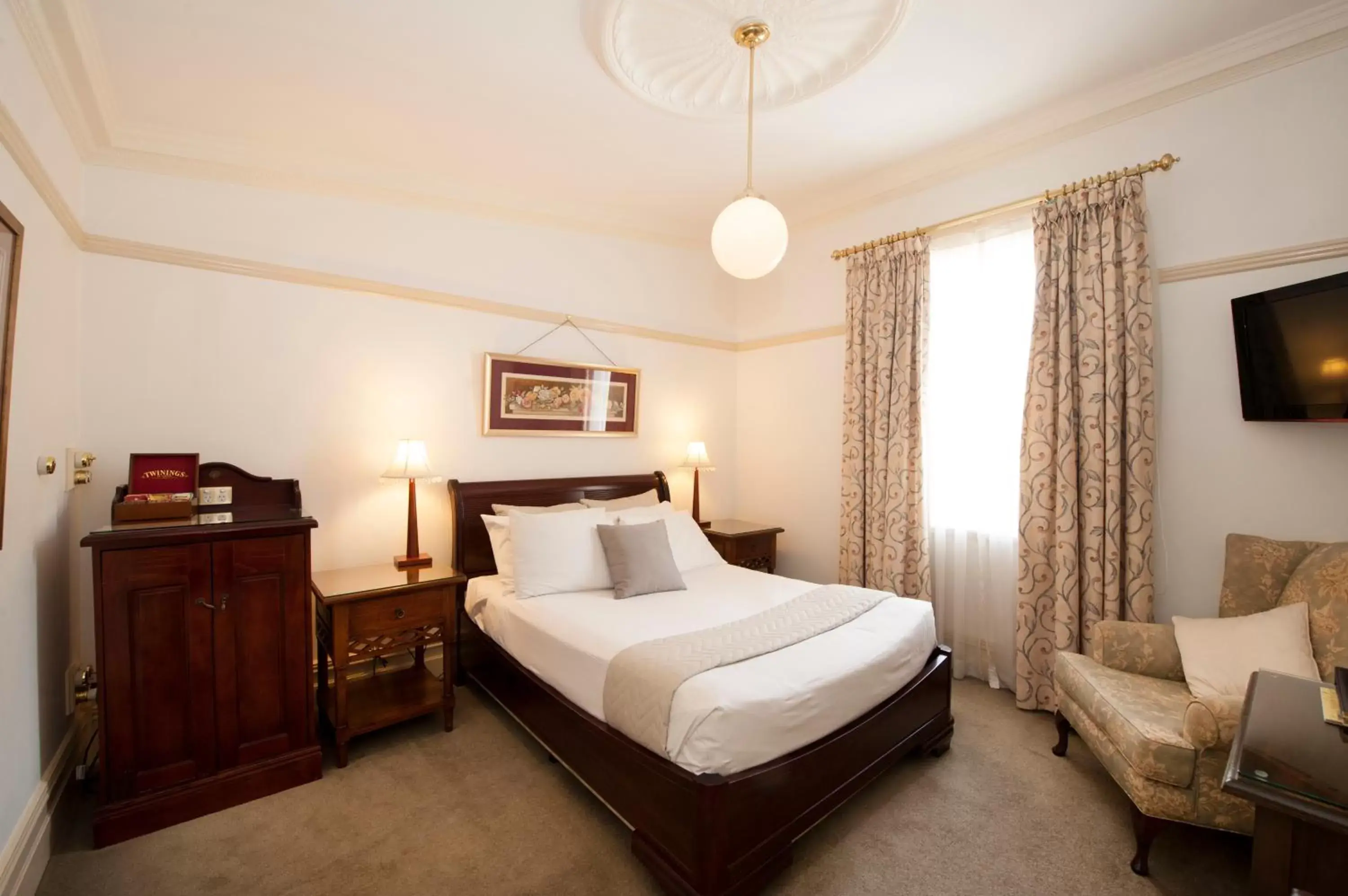 Day, Bed in Cobb & Co Court Boutique Hotel