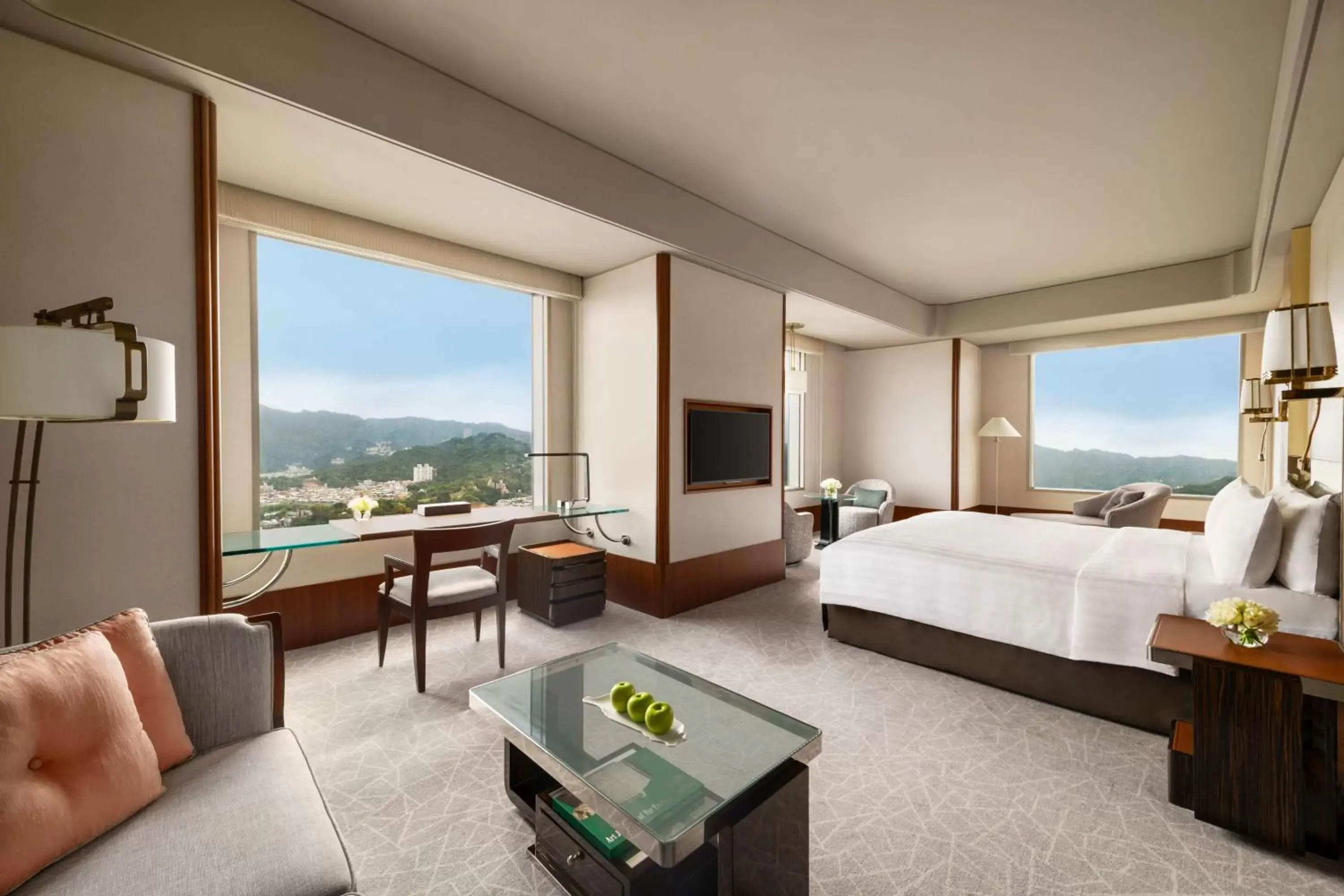 Bedroom, Mountain View in Shangri-La Far Eastern, Taipei