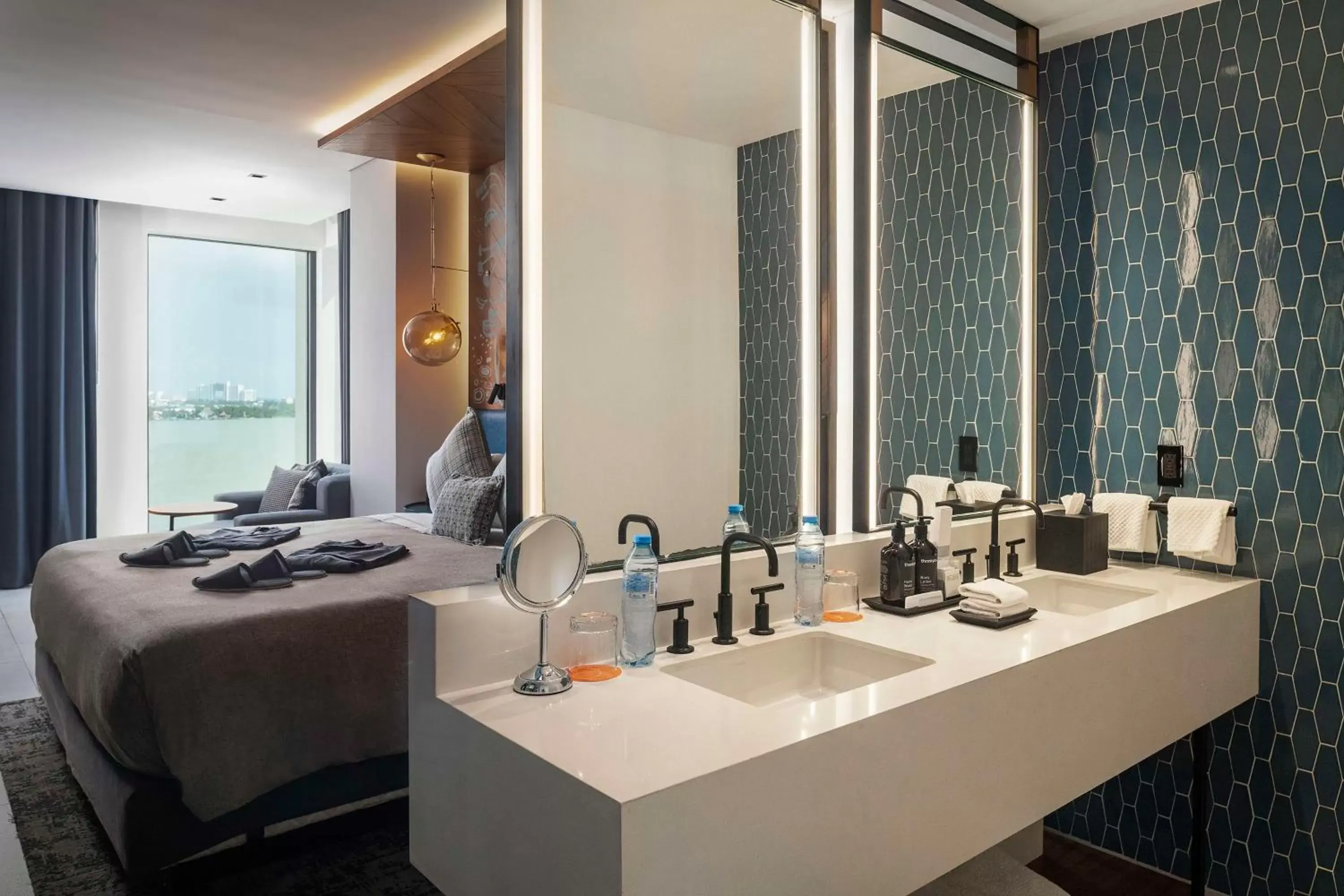 Bed, Bathroom in Canopy By Hilton Cancun La Isla