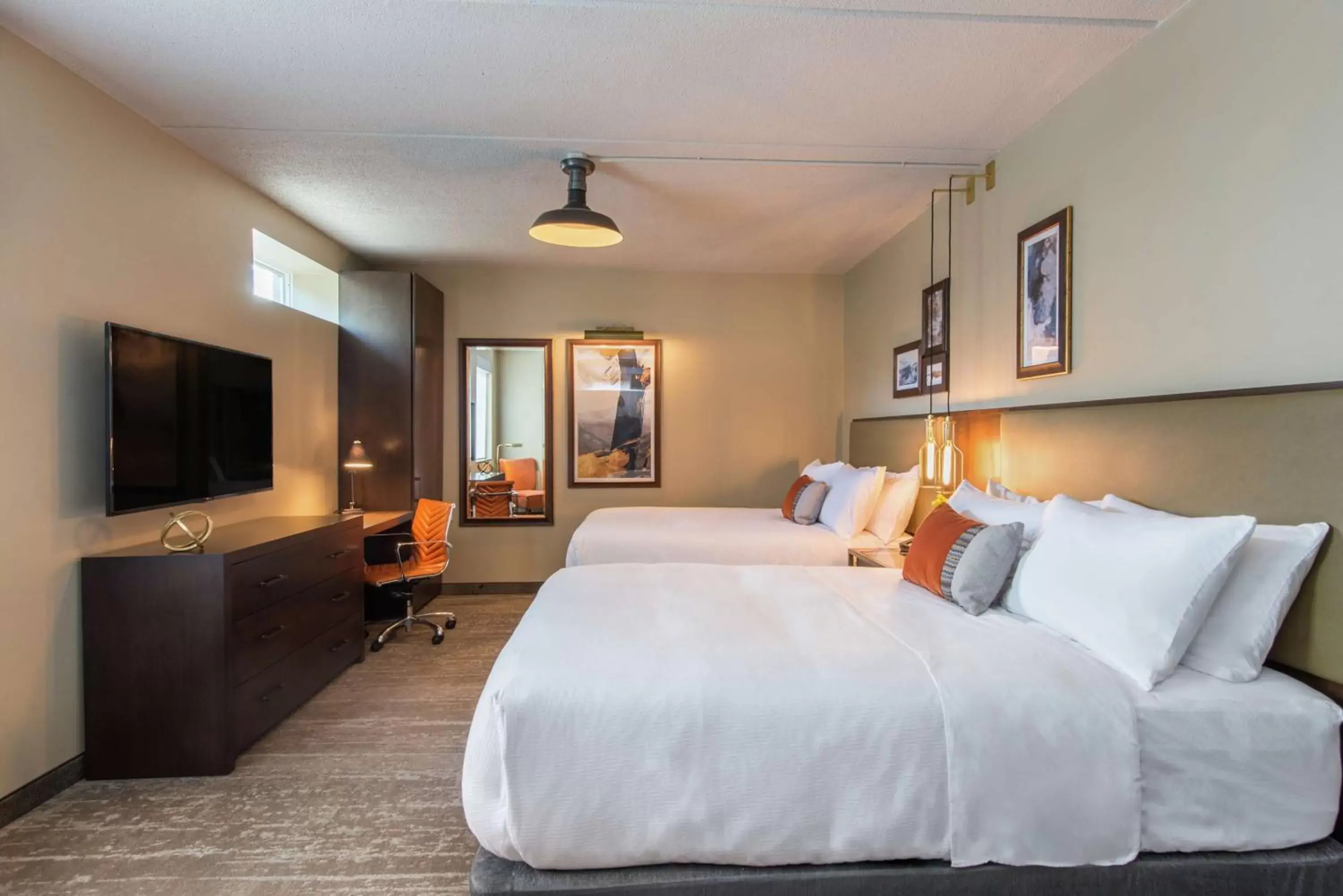 Bedroom in Hotel Saranac, Curio Collection By Hilton