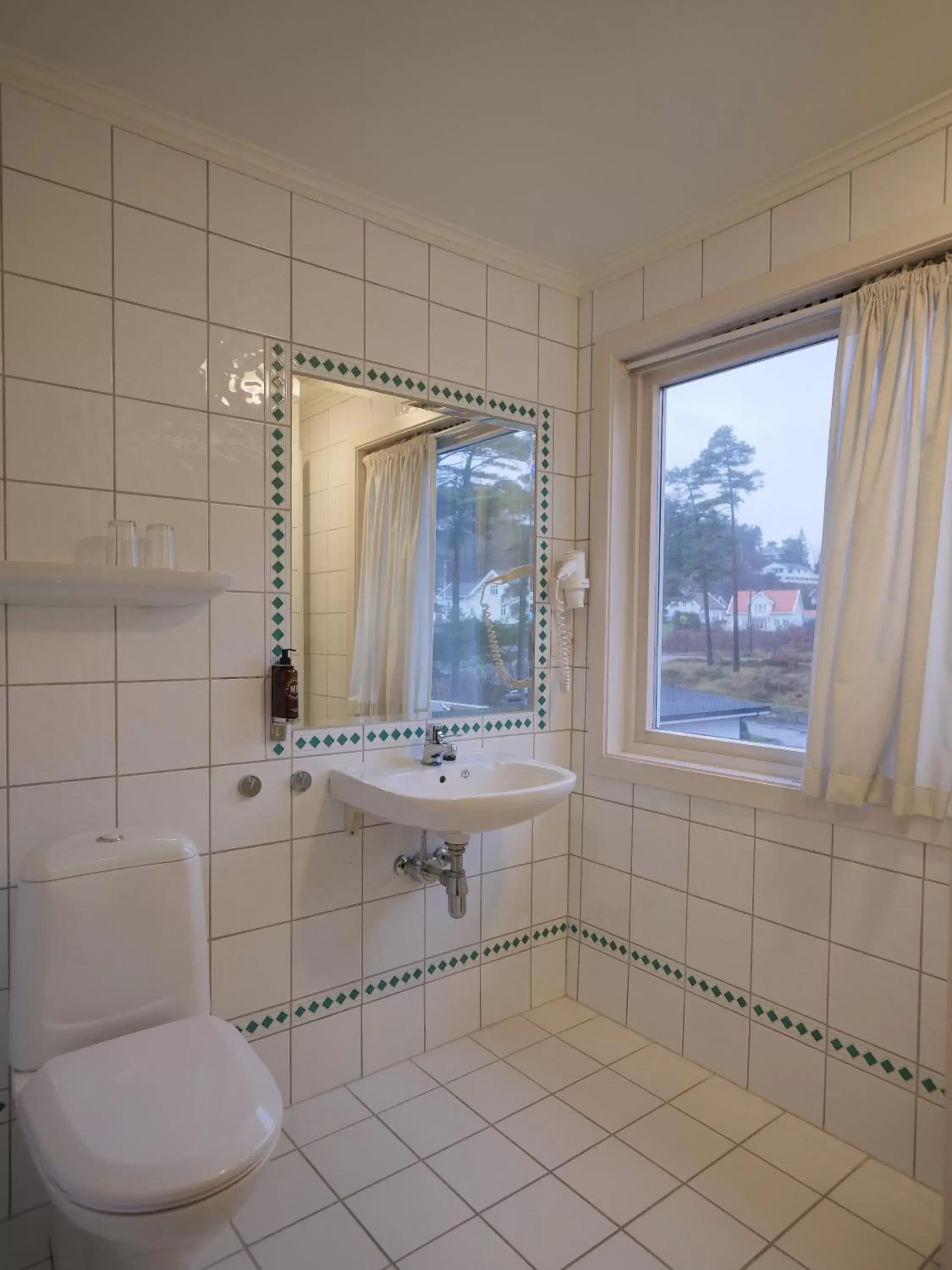 Bathroom in Strand Hotel Fevik - by Classic Norway Hotels