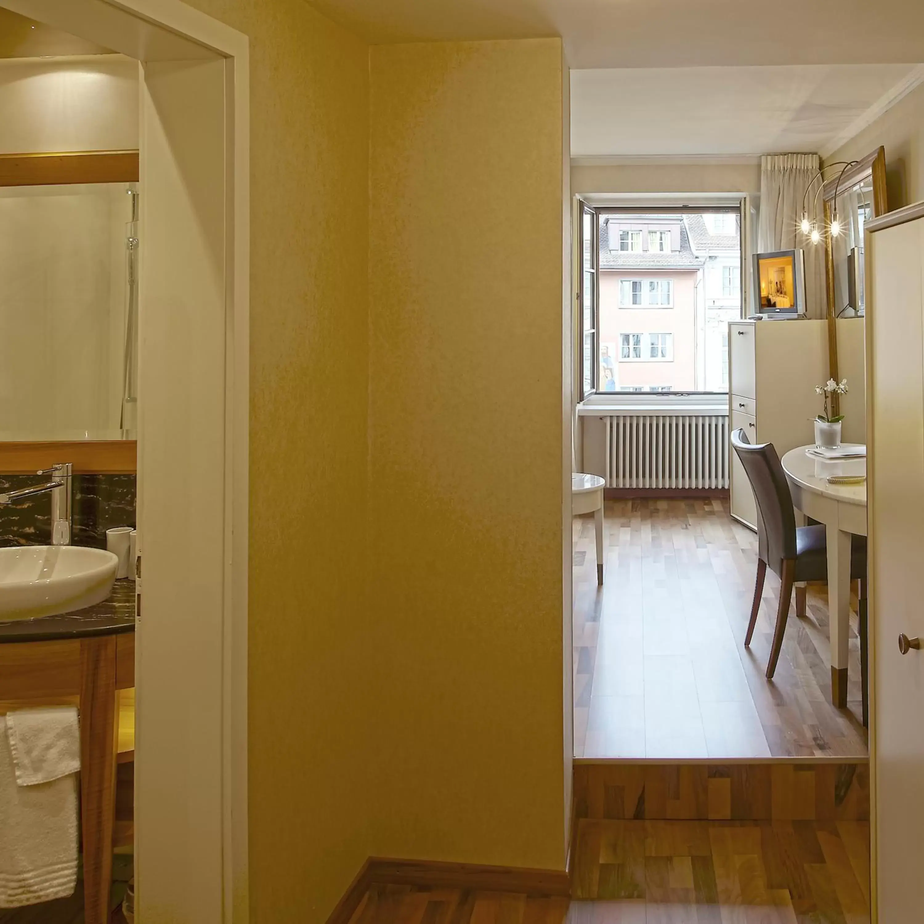 Bathroom, Restaurant/Places to Eat in Hotel des Balances