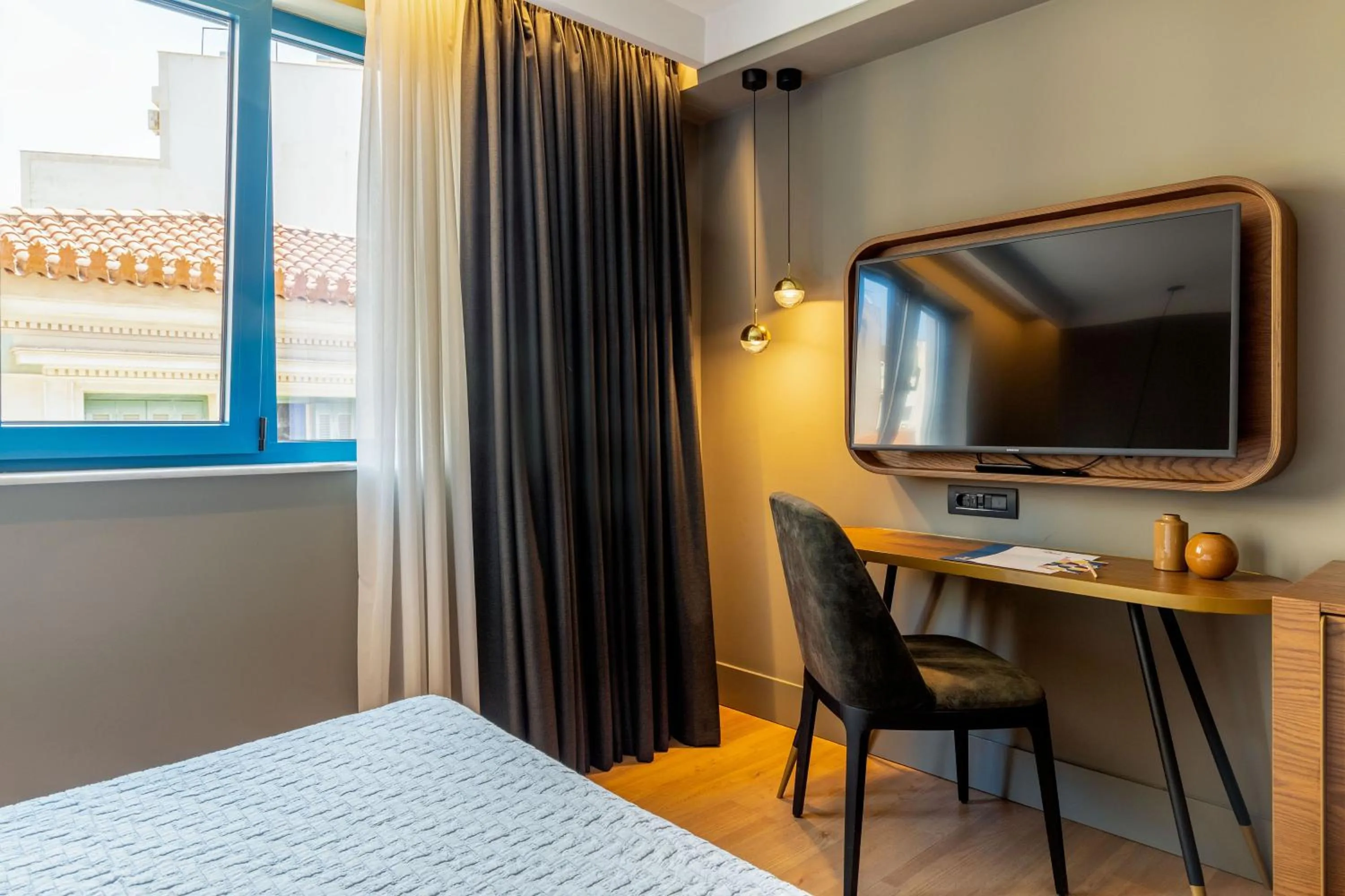 Bed, TV/Entertainment Center in Blend Hotel