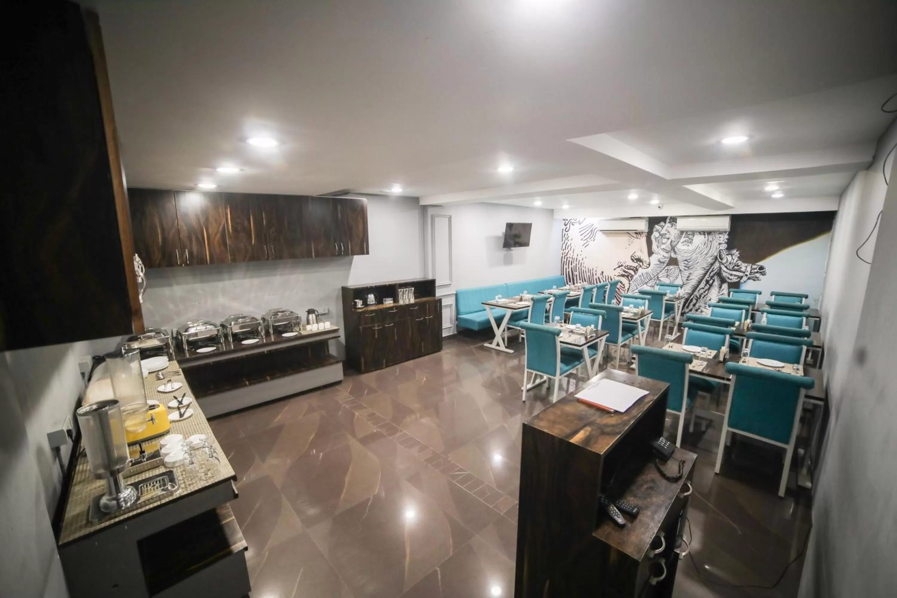 Restaurant/Places to Eat in Hotel Golden Leaves