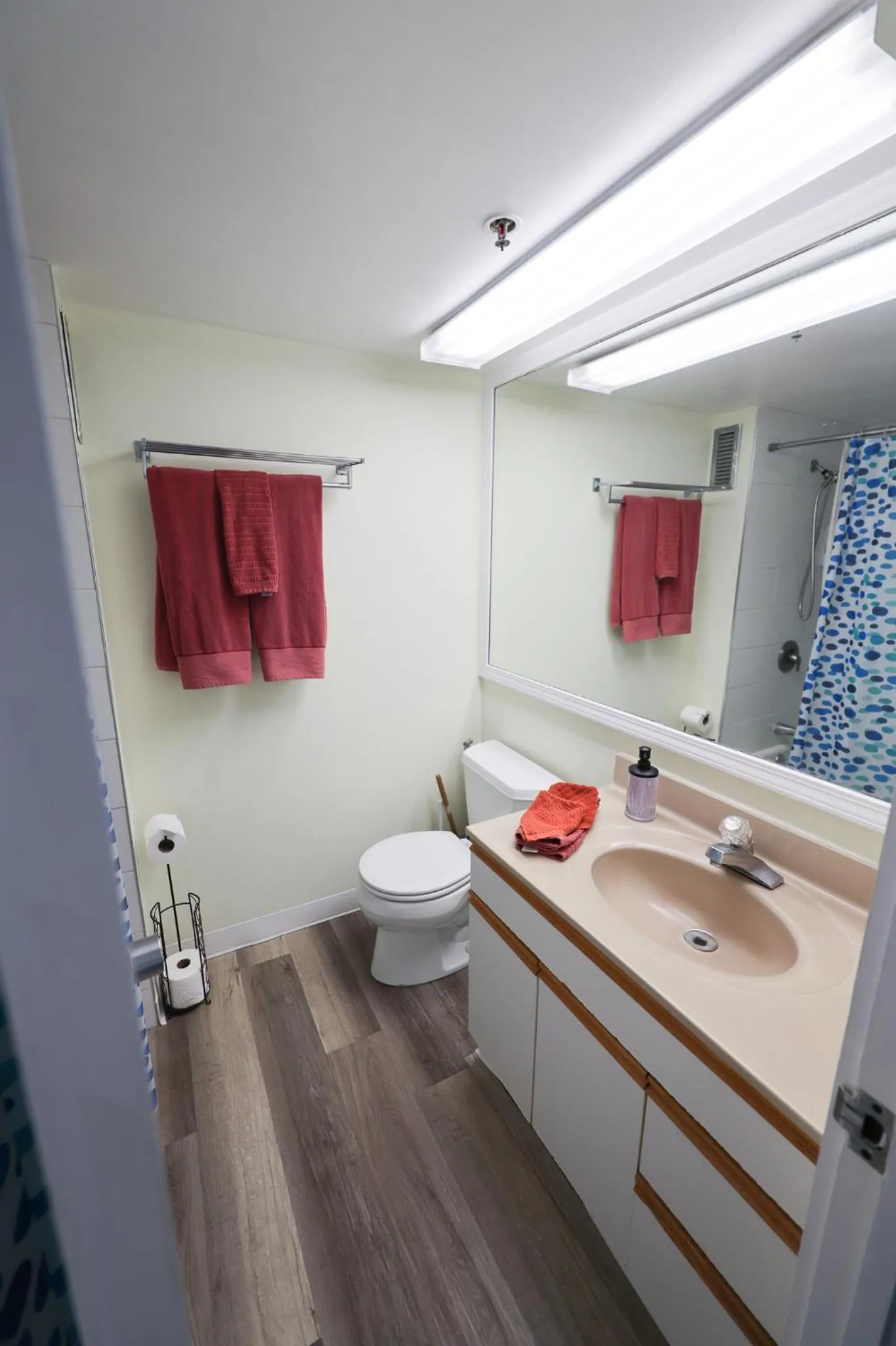 Tropical Studios at Marine Surf Waikiki - FREE PARKING - BEST LOCATION - FULL KITCHEN - SWIMMING POOL