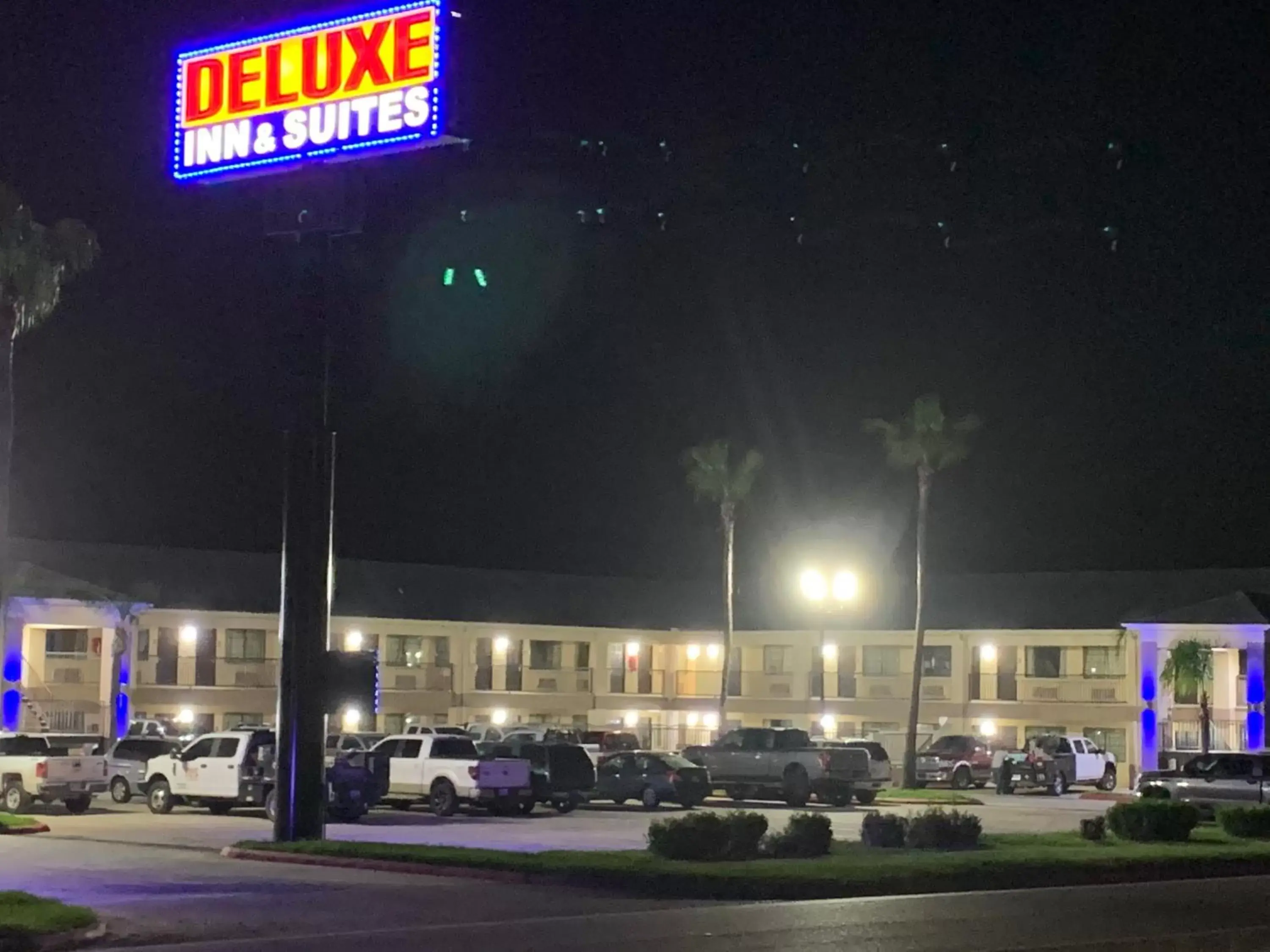 Property Building in Deluxe Inn and Suites
