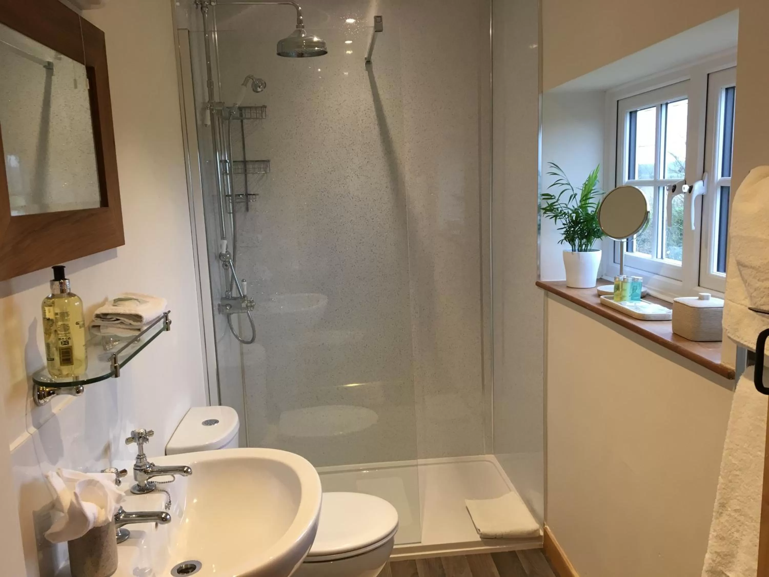 Bedroom, Bathroom in Primrose Cottage