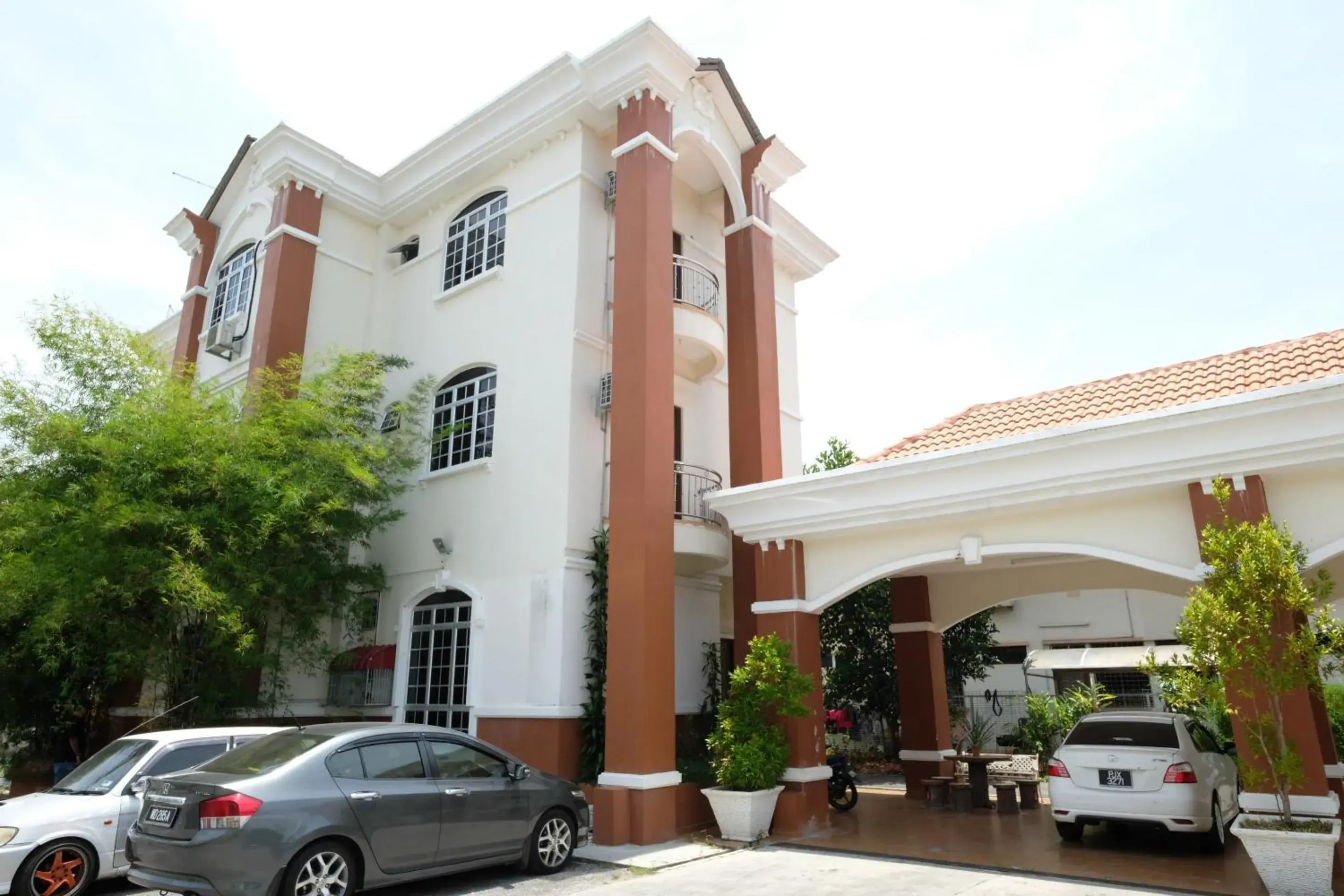 Facade/entrance, Property Building in OYO 905 Hotel De'light Villa