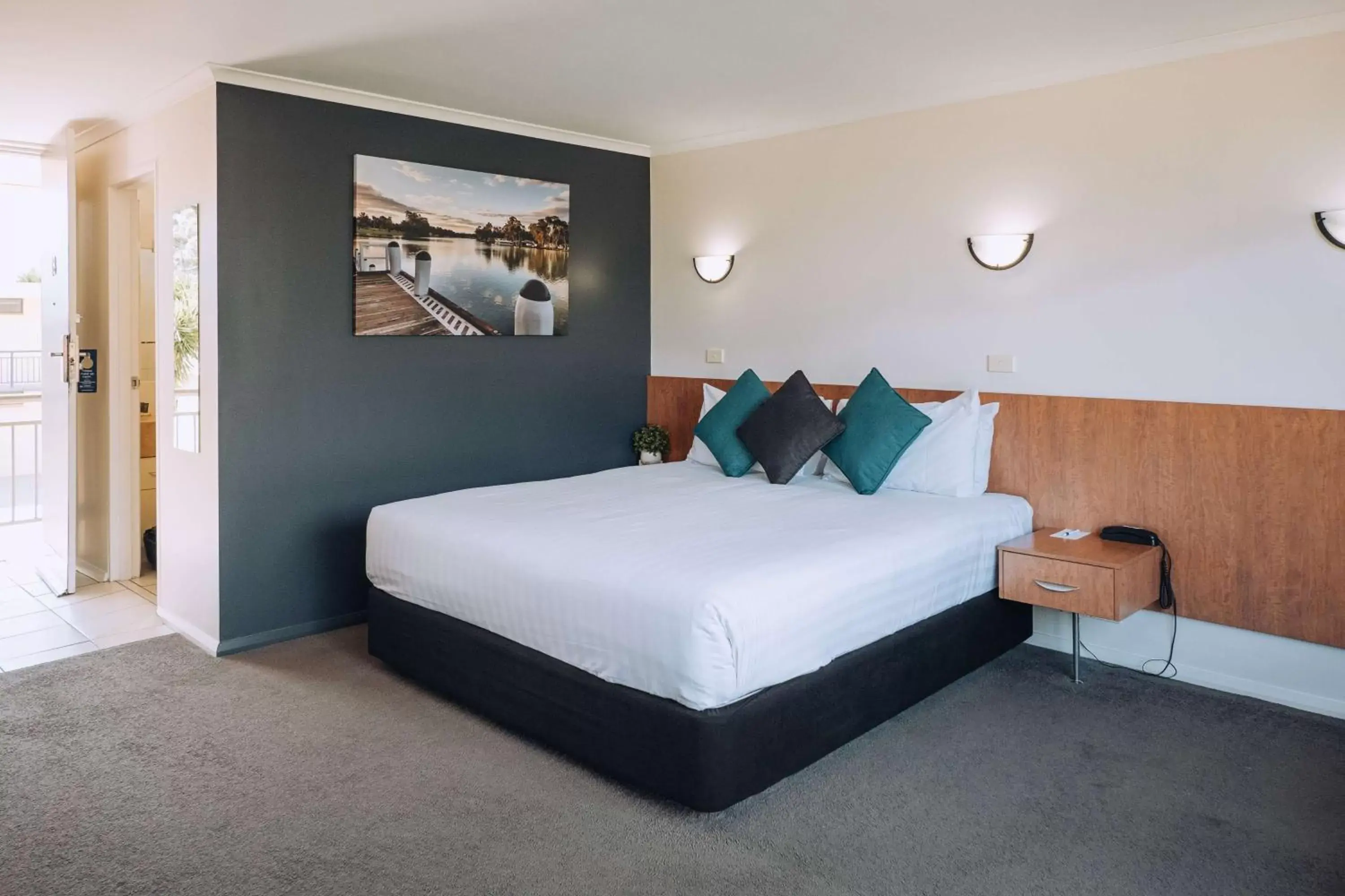 Bedroom, Bed in Best Western Chaffey Motor Inn