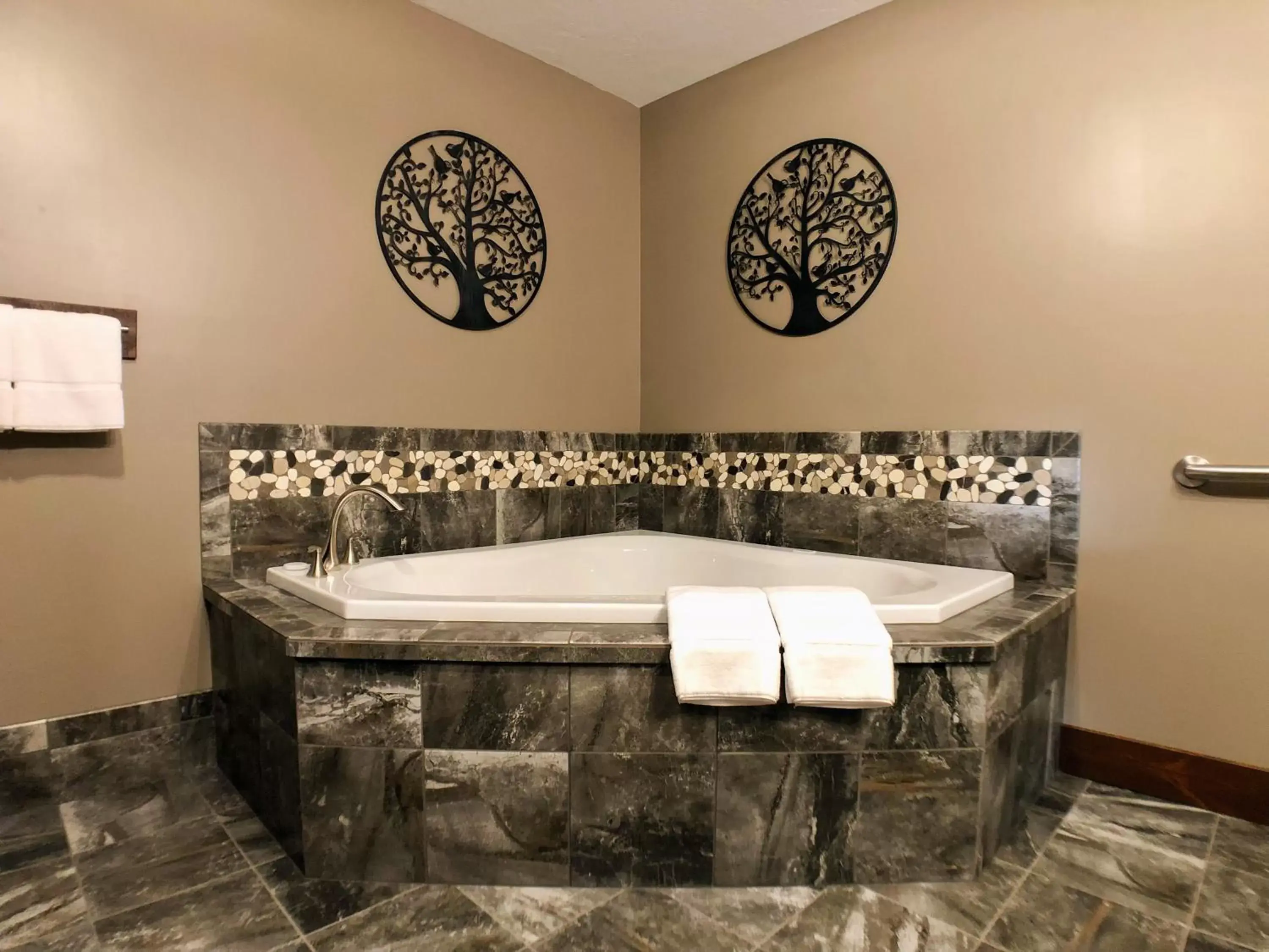 Bathroom in Sojourner's Lodge & Log Cabin Suites