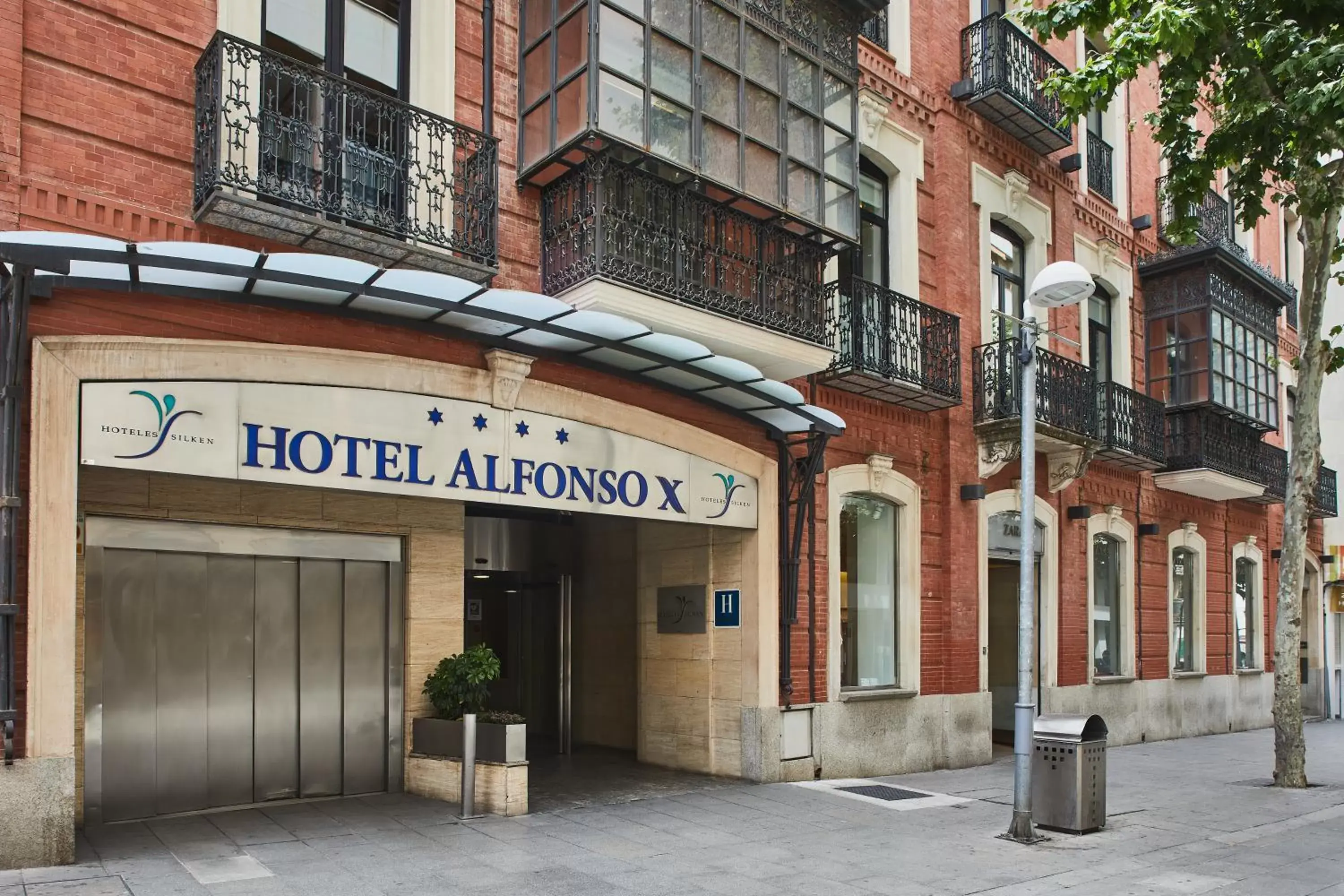 Facade/entrance in Silken Alfonso X