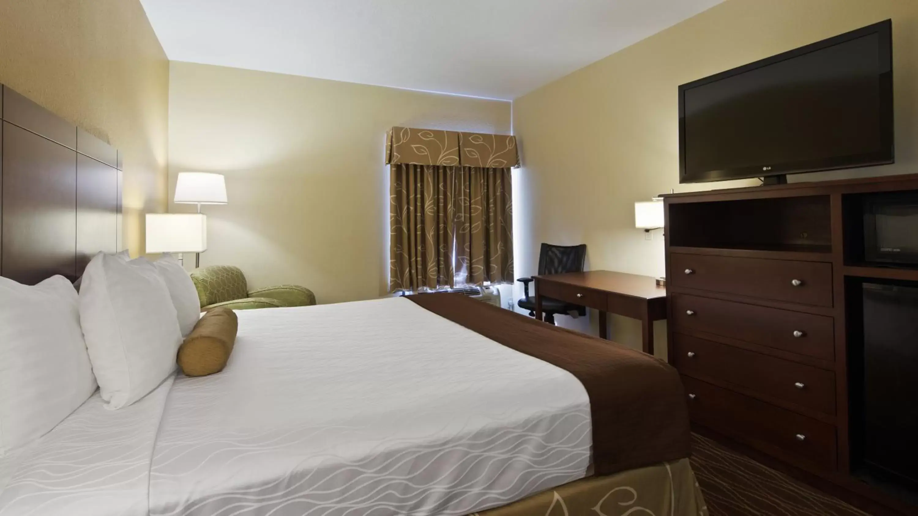 Photo of the whole room, Bed in Best Western Plus Springfield Airport Inn