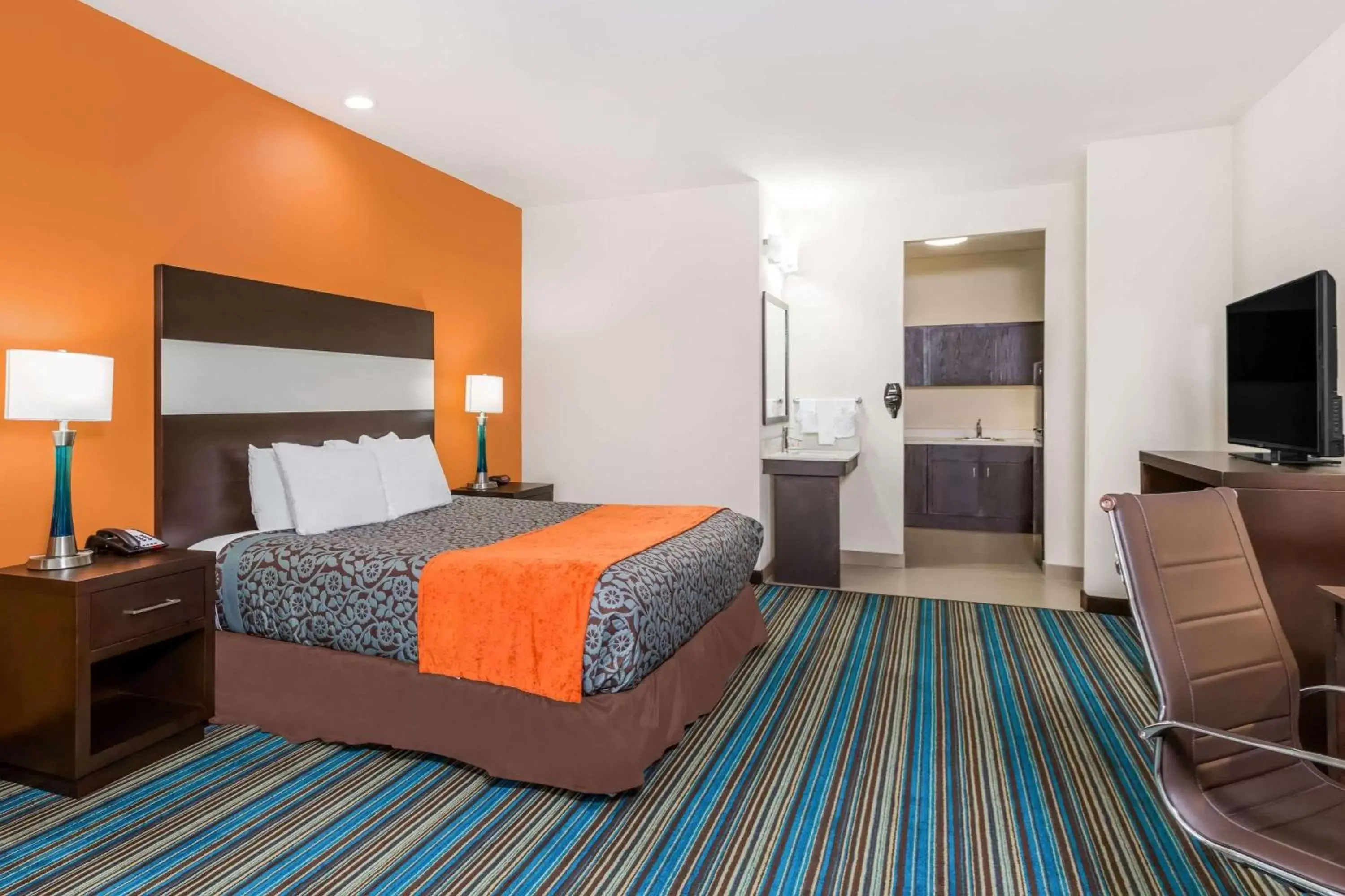 Photo of the whole room, Bed in Days Inn & Suites by Wyndham Katy