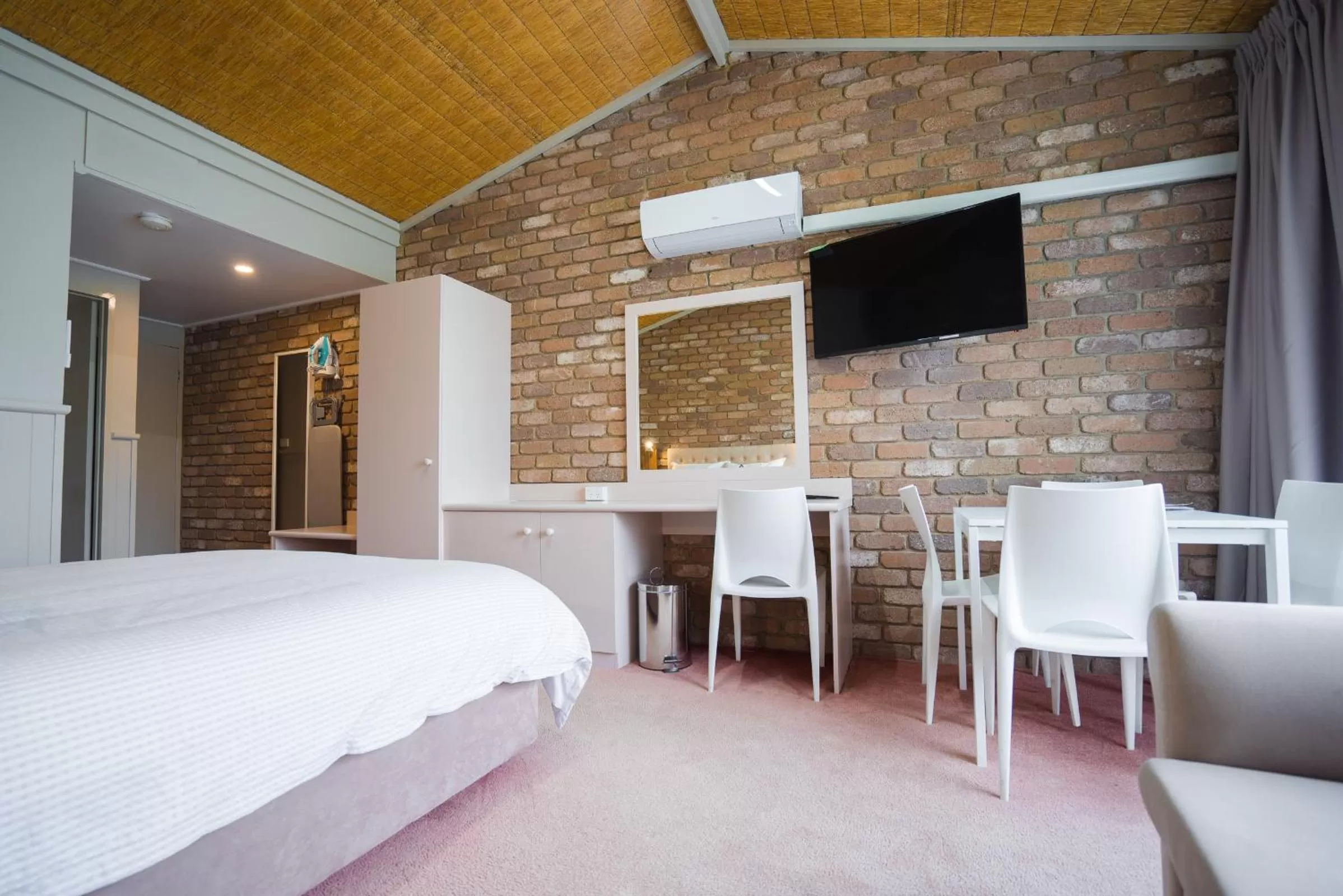 Bedroom, Bed in Farnham Court Motel and Restaurant