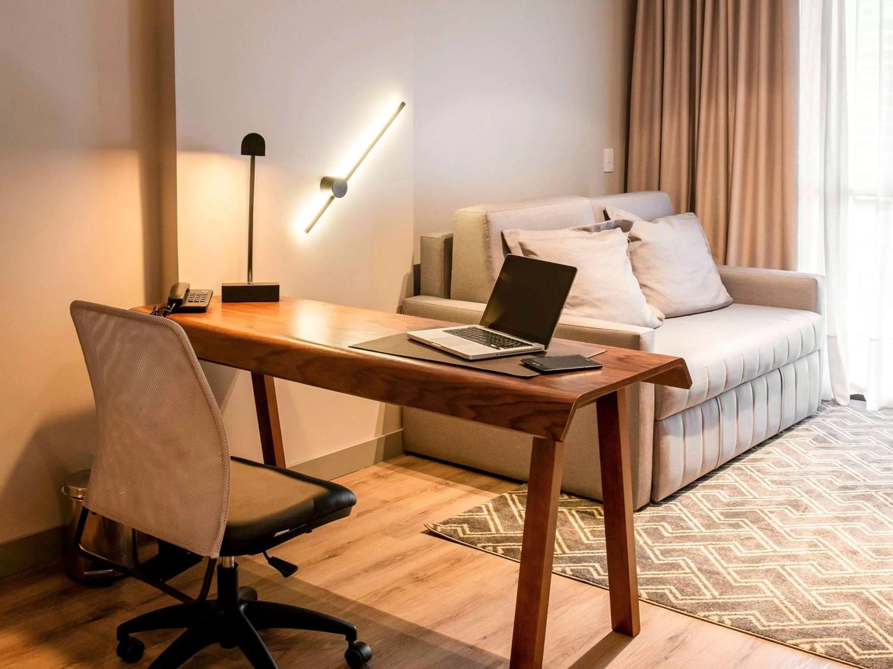 Photo of the whole room, Bed in Mercure Curitiba Batel