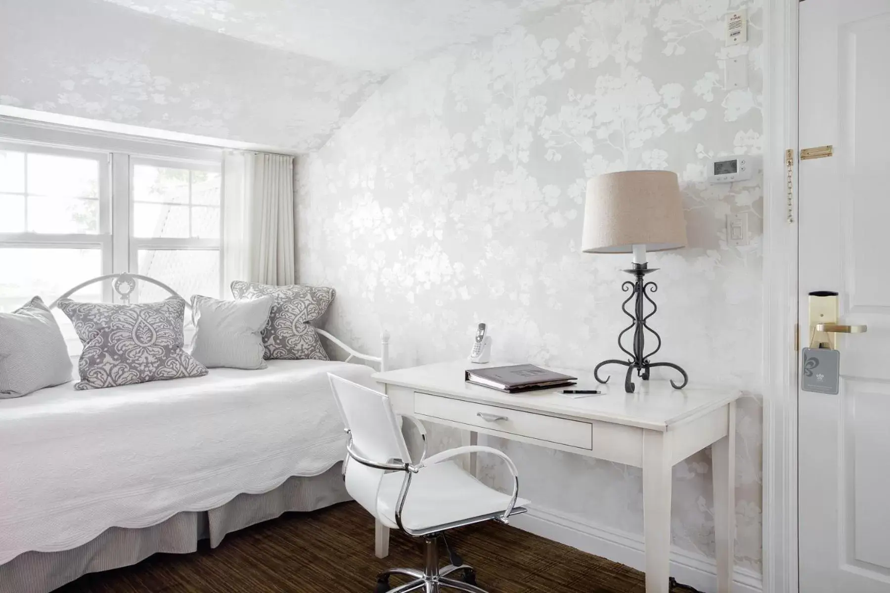 Bedroom, Seating Area in Manoir Hovey