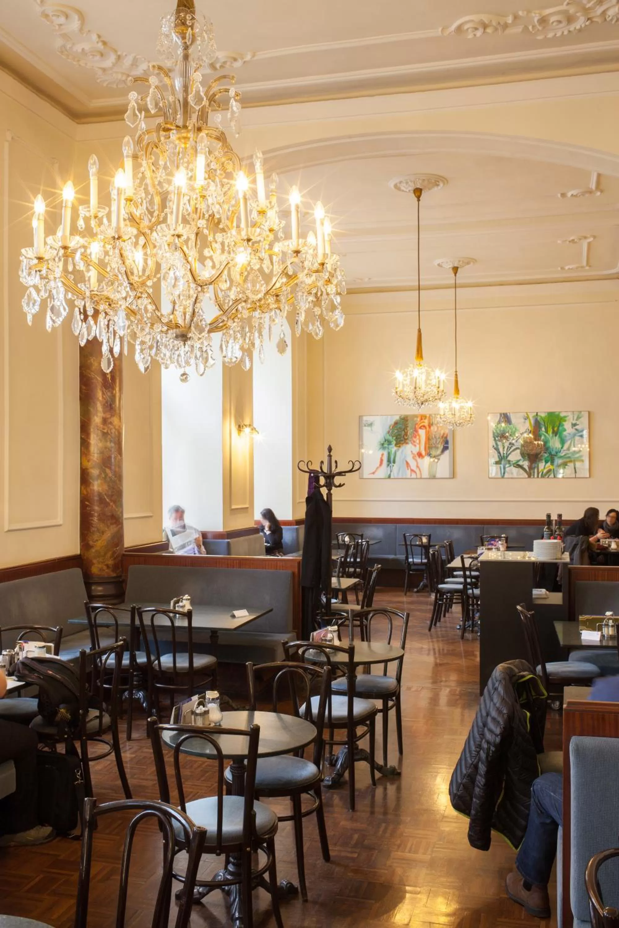 Restaurant/places to eat in Hotel Central