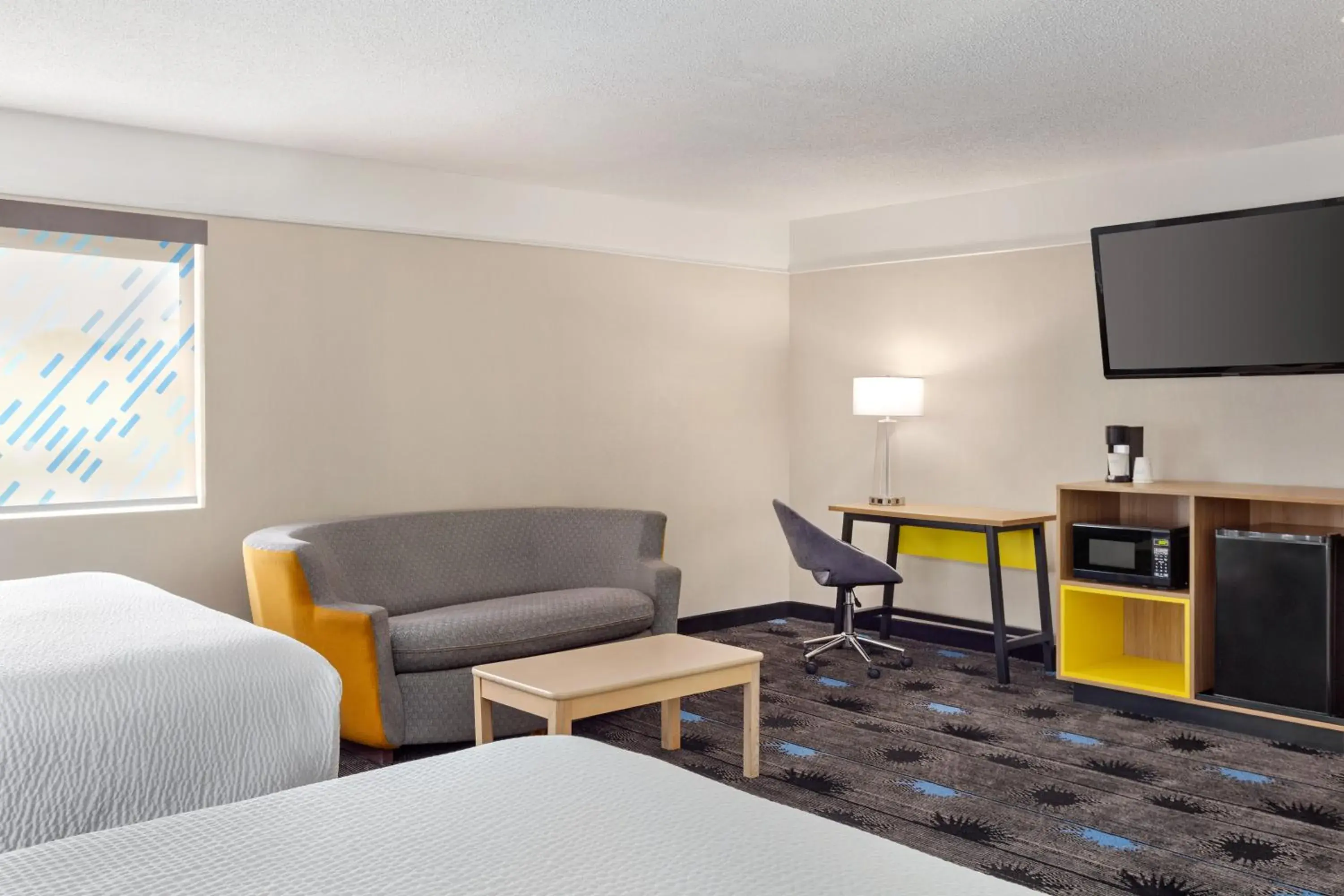 Seating Area in Days Inn by Wyndham Kansas City International Airport