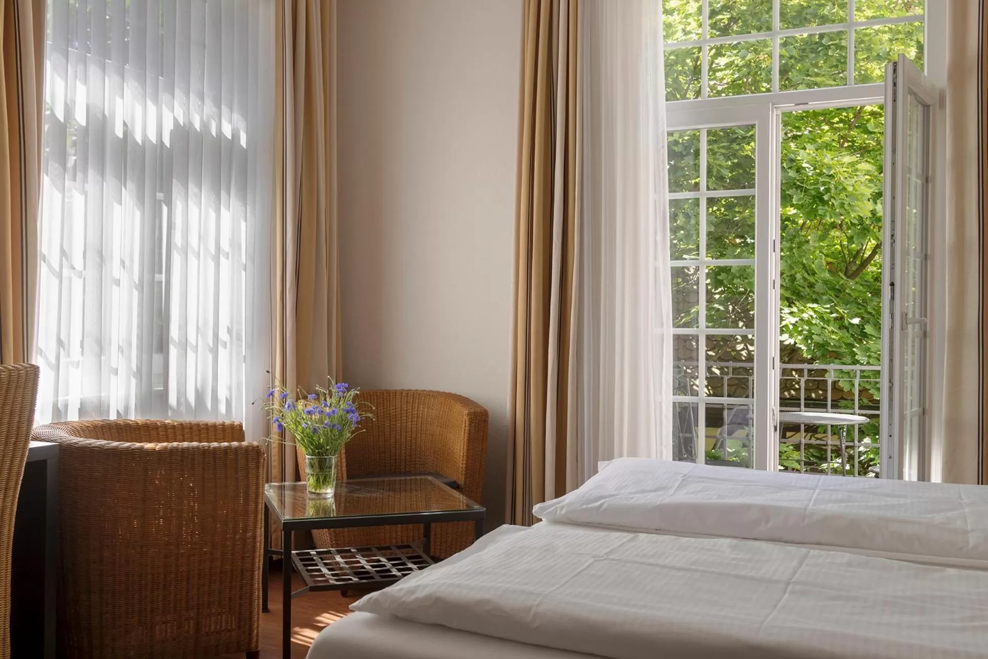 Seating area, Bed in Hotel Minerva