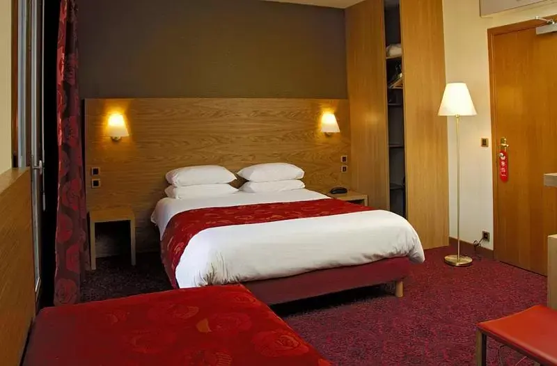 Photo of the whole room, Bed in Hôtel Tour Maje