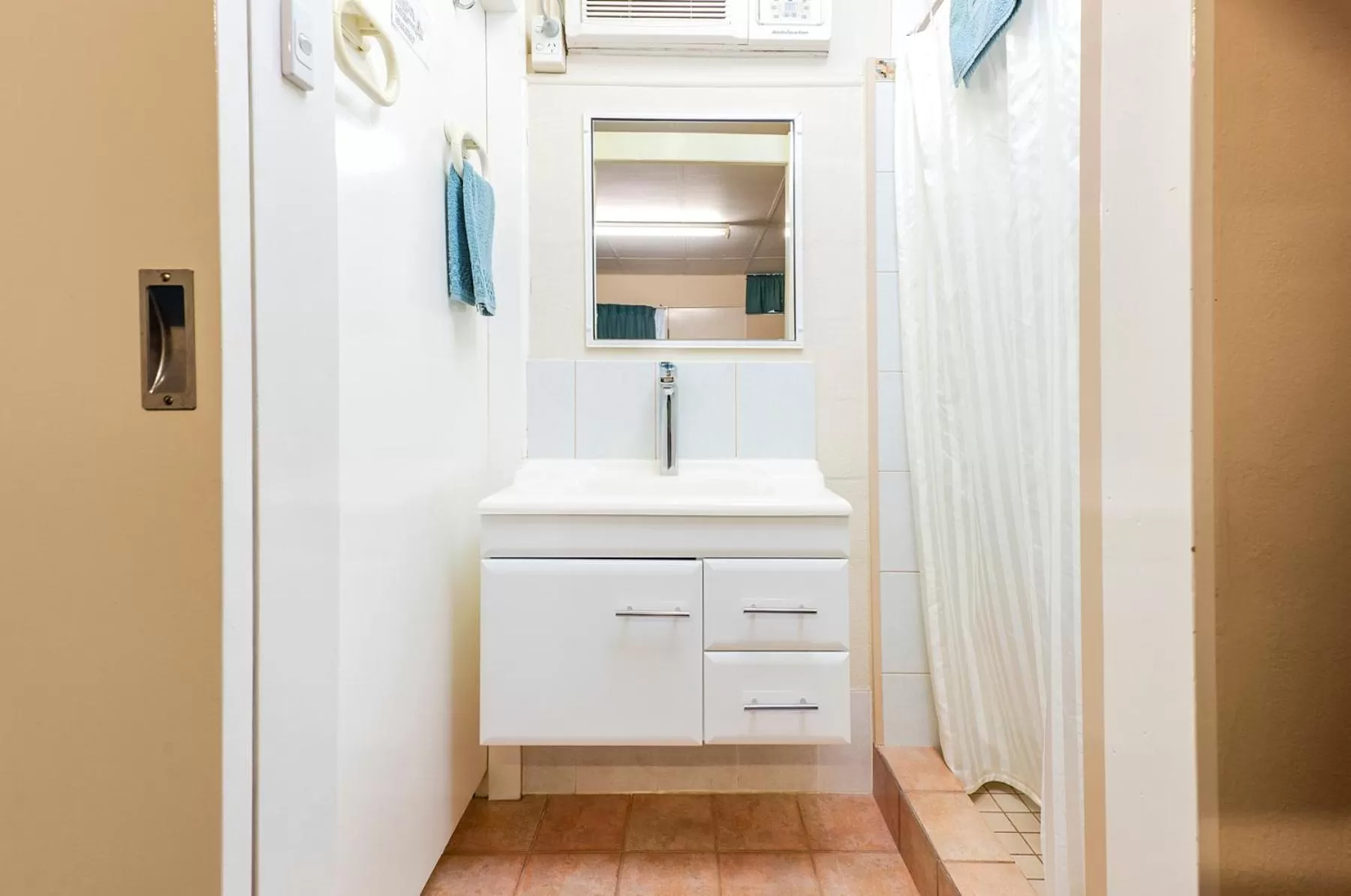 Bathroom in Roma Motel