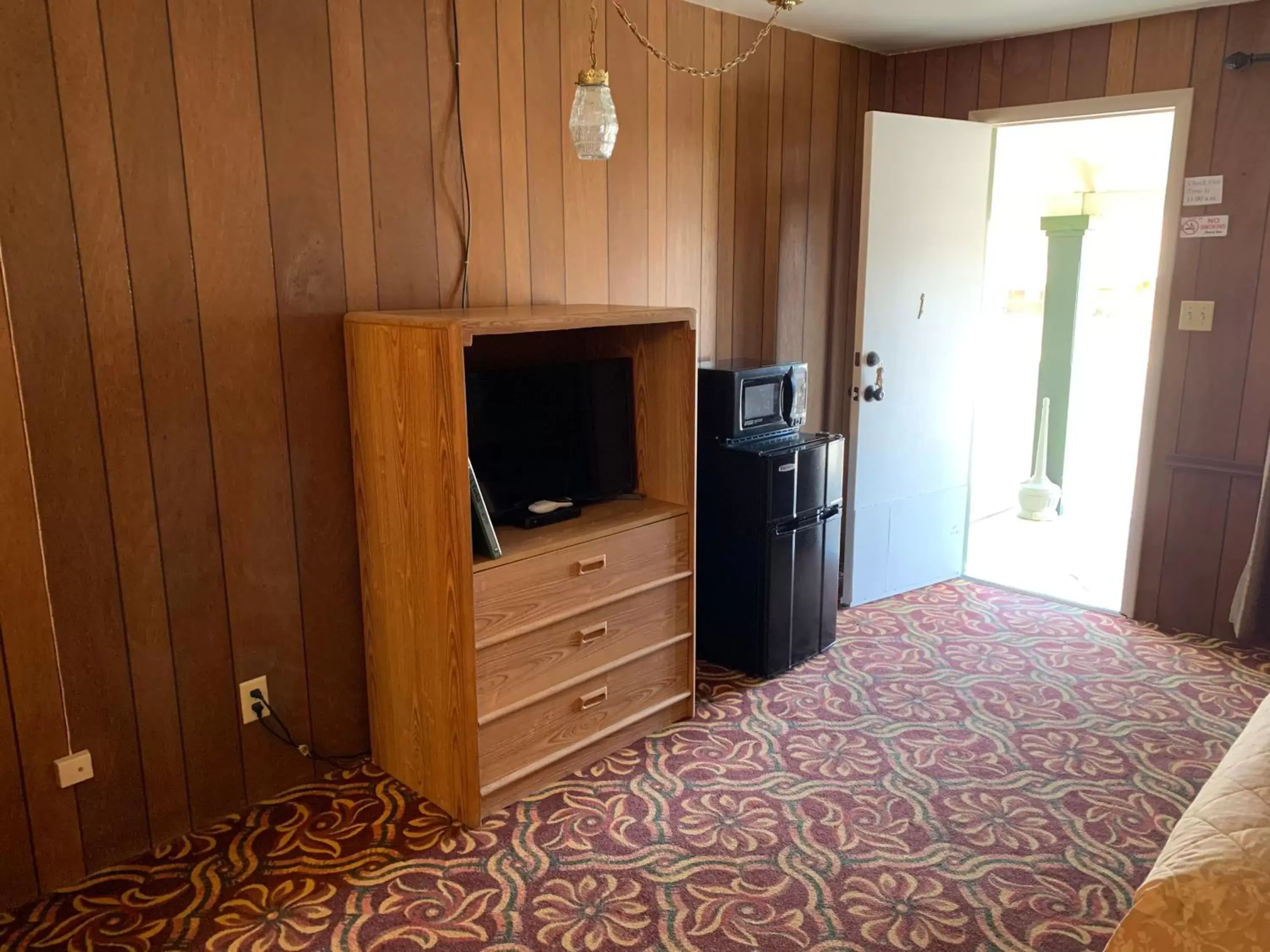 TV/Entertainment Center in El Portal Motel