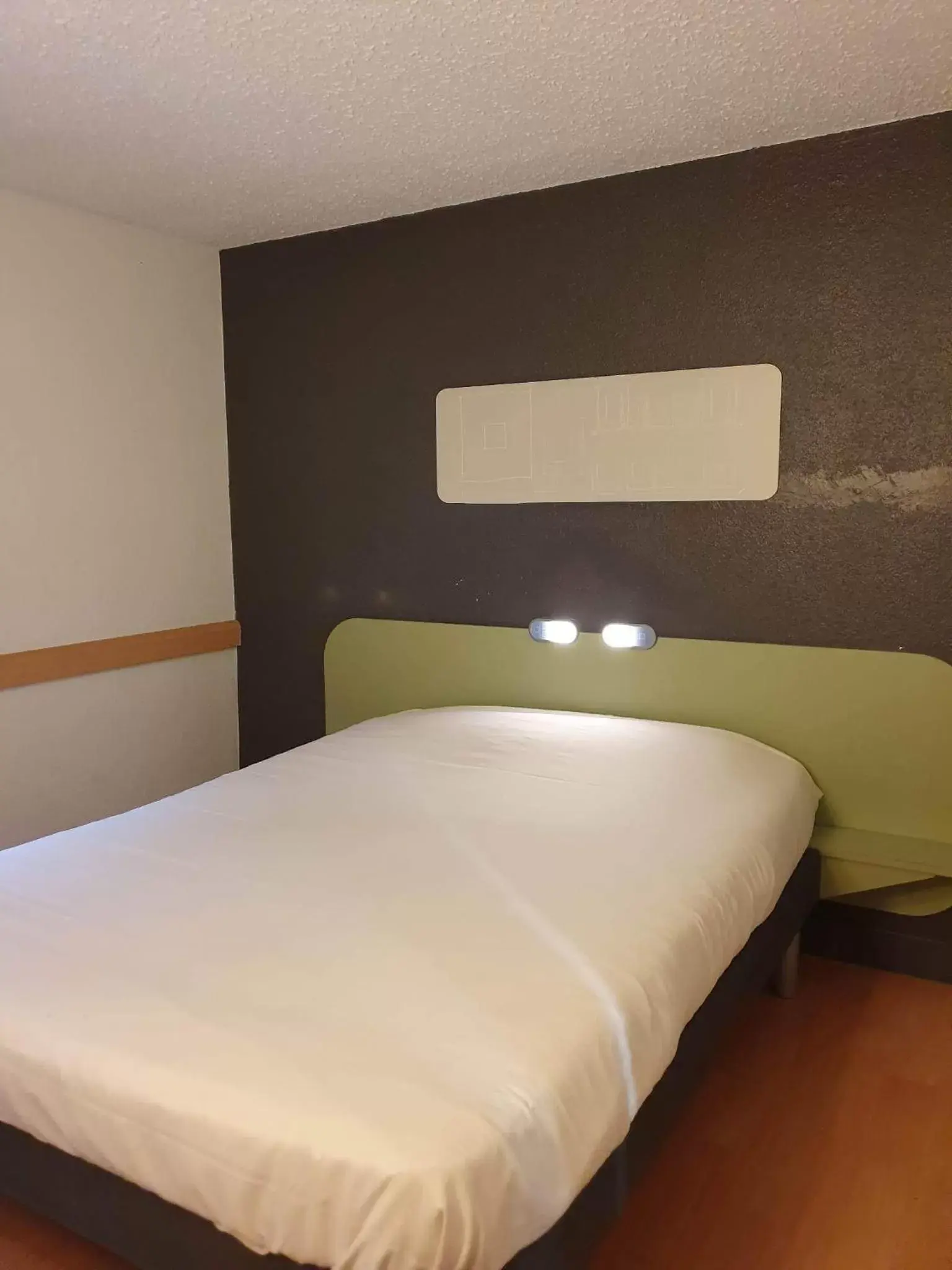 Photo of the whole room, Bed in Cit'hotel Design Booking Evry Saint-Germain-lès-Corbeil Sénart