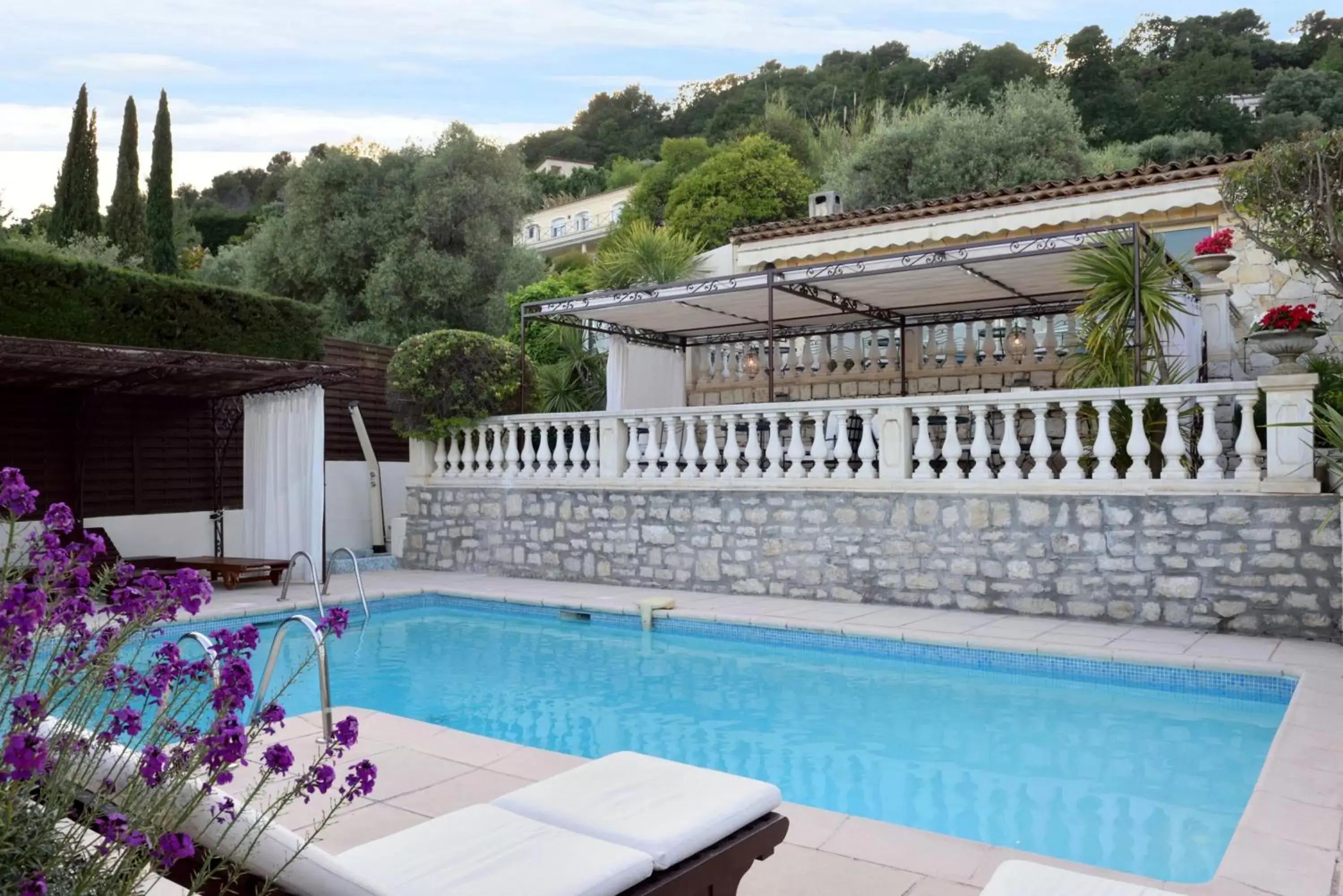 Property building, Swimming Pool in Hôtel La Grande Bastide