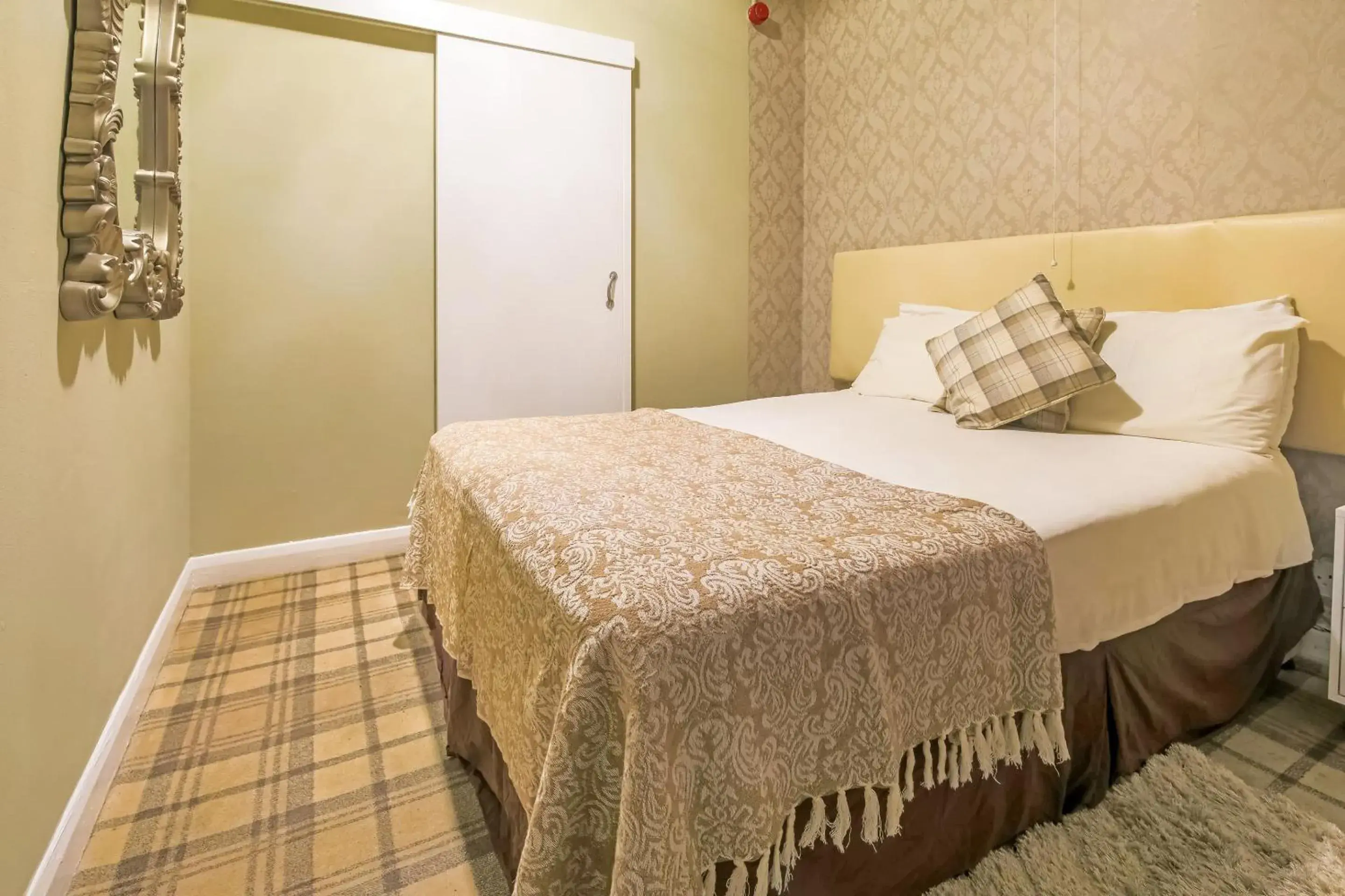 Bedroom in OYO Hotel Mj Kingsway, Cleethorpes Seafront