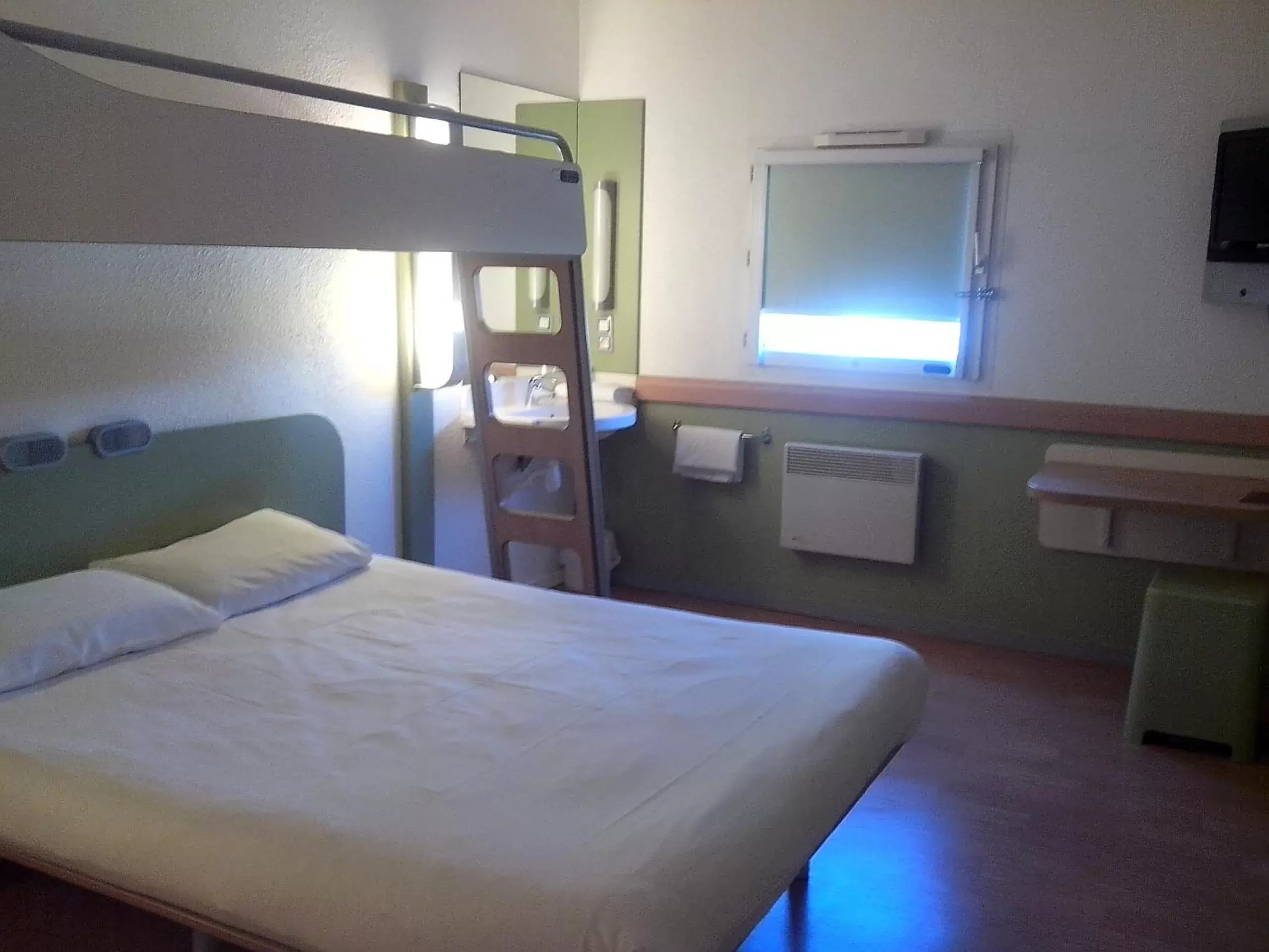 Photo of the whole room in ibis budget Poitiers Sud