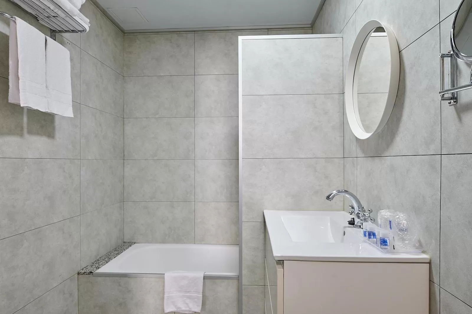 Bathroom in Ramblas Hotel