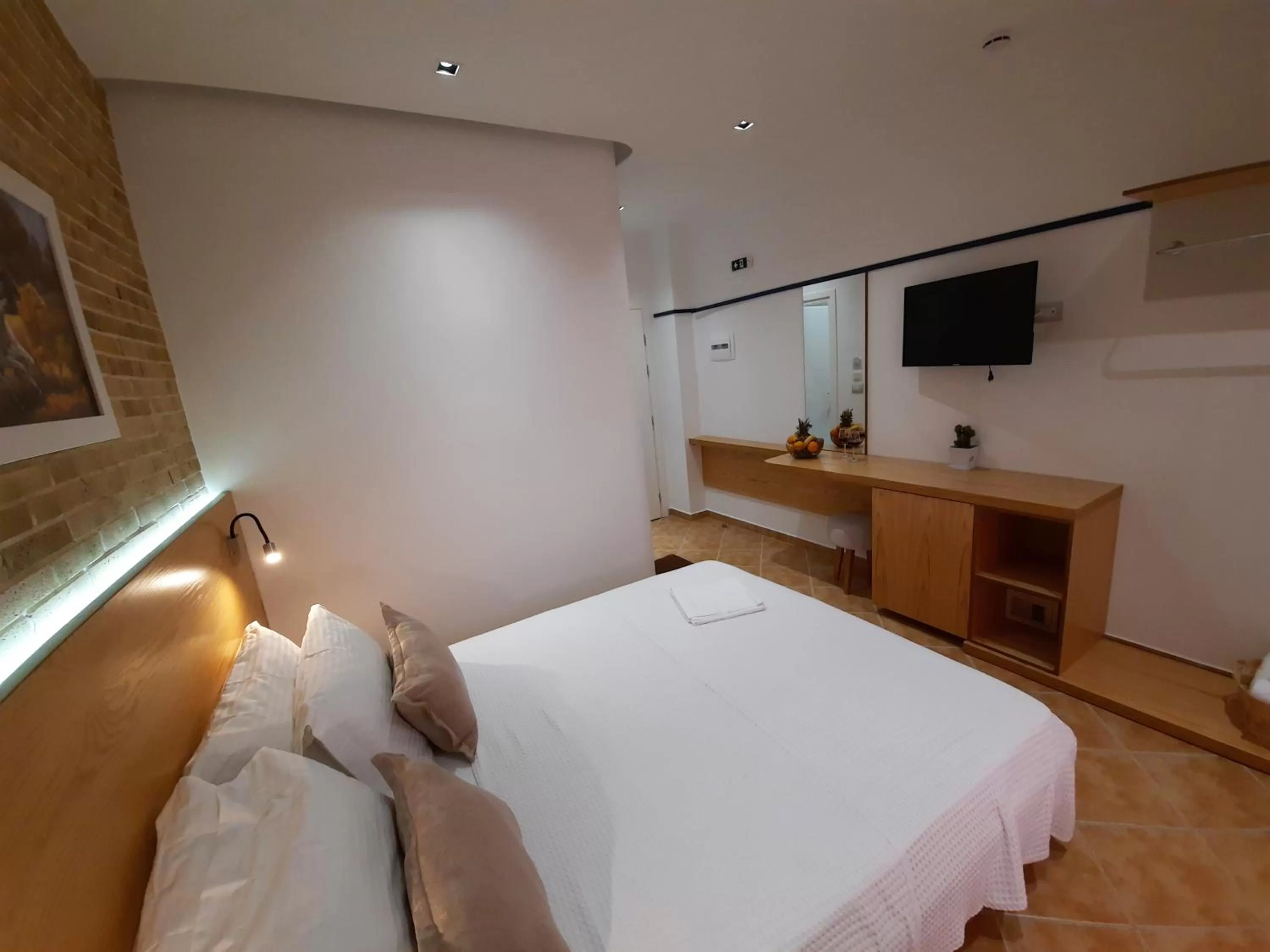 Communal lounge/ TV room, Bed in Hotel Piccolino