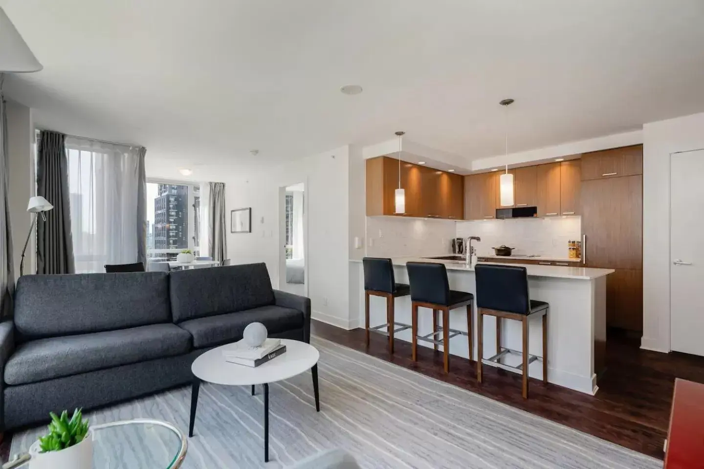 Kitchen or kitchenette, Seating Area in Level Vancouver Yaletown - Seymour