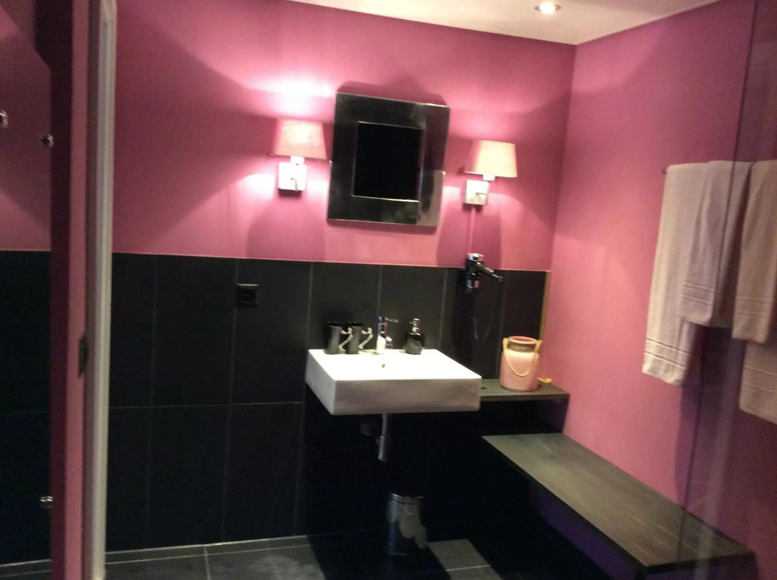 Decorative detail, Bathroom in Landcafe mit Mini Hotel