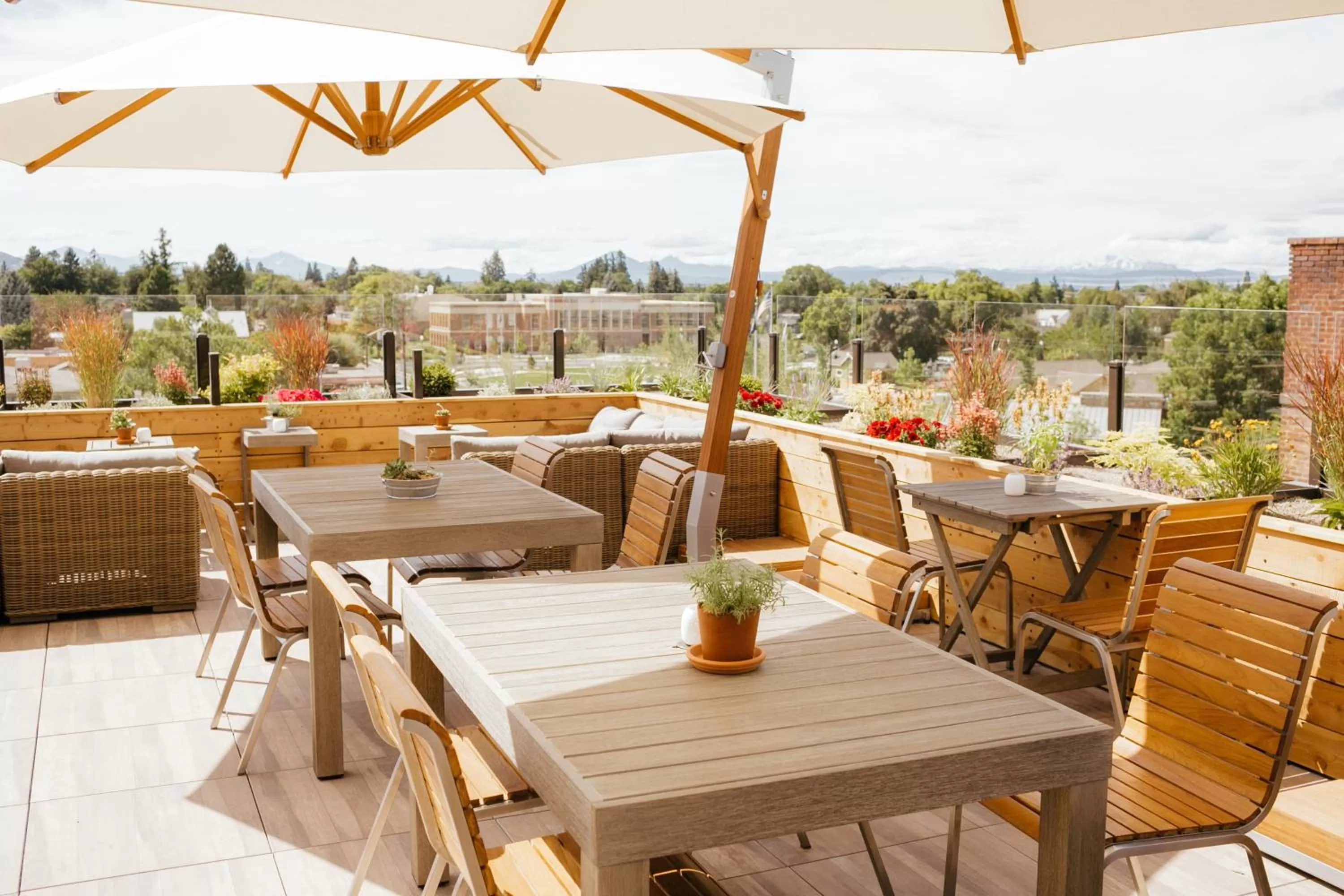 Lounge or bar in SCP Redmond Hotel