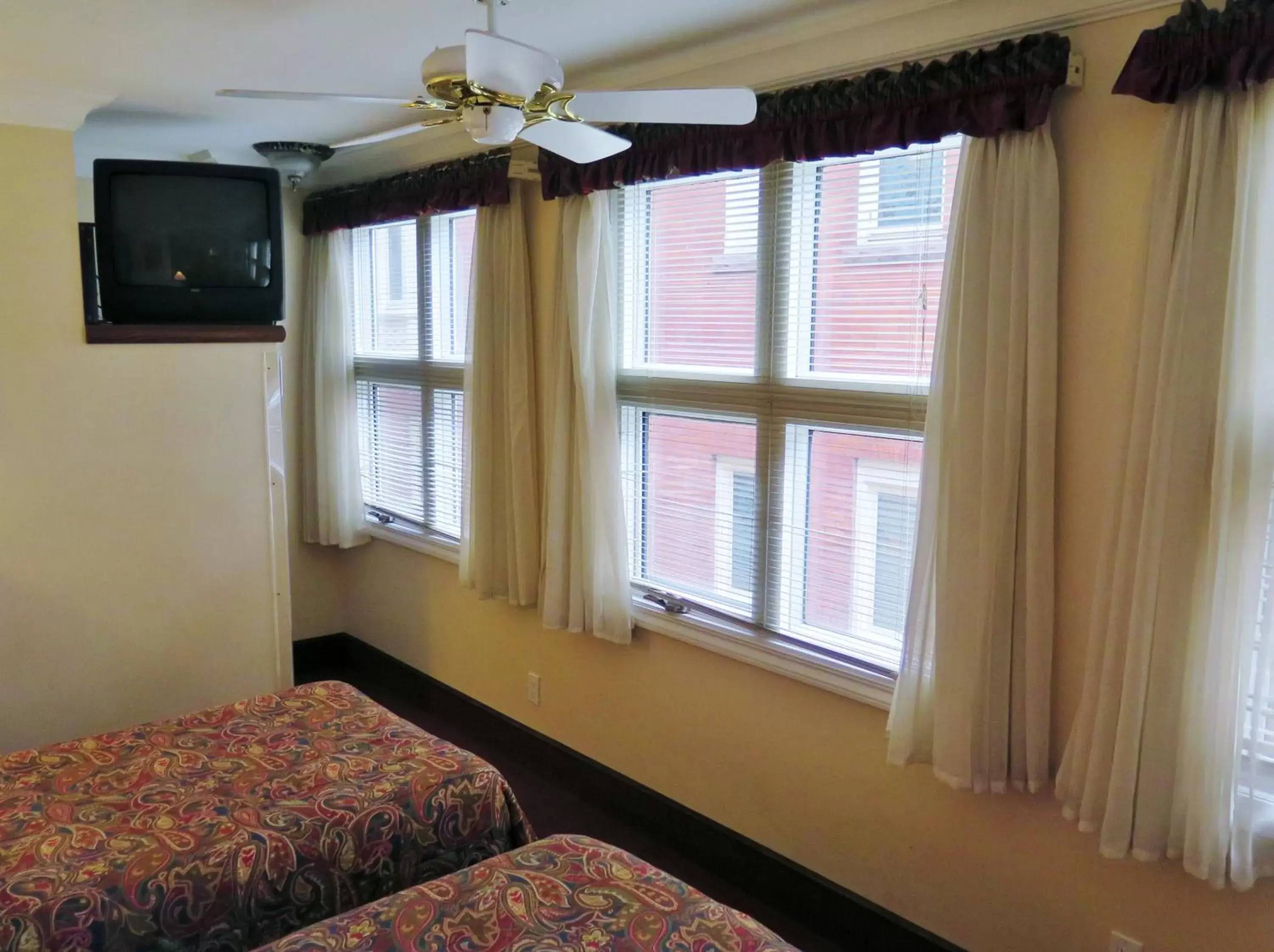 Bedroom, TV/Entertainment Center in Madison Manor Boutique Hotel