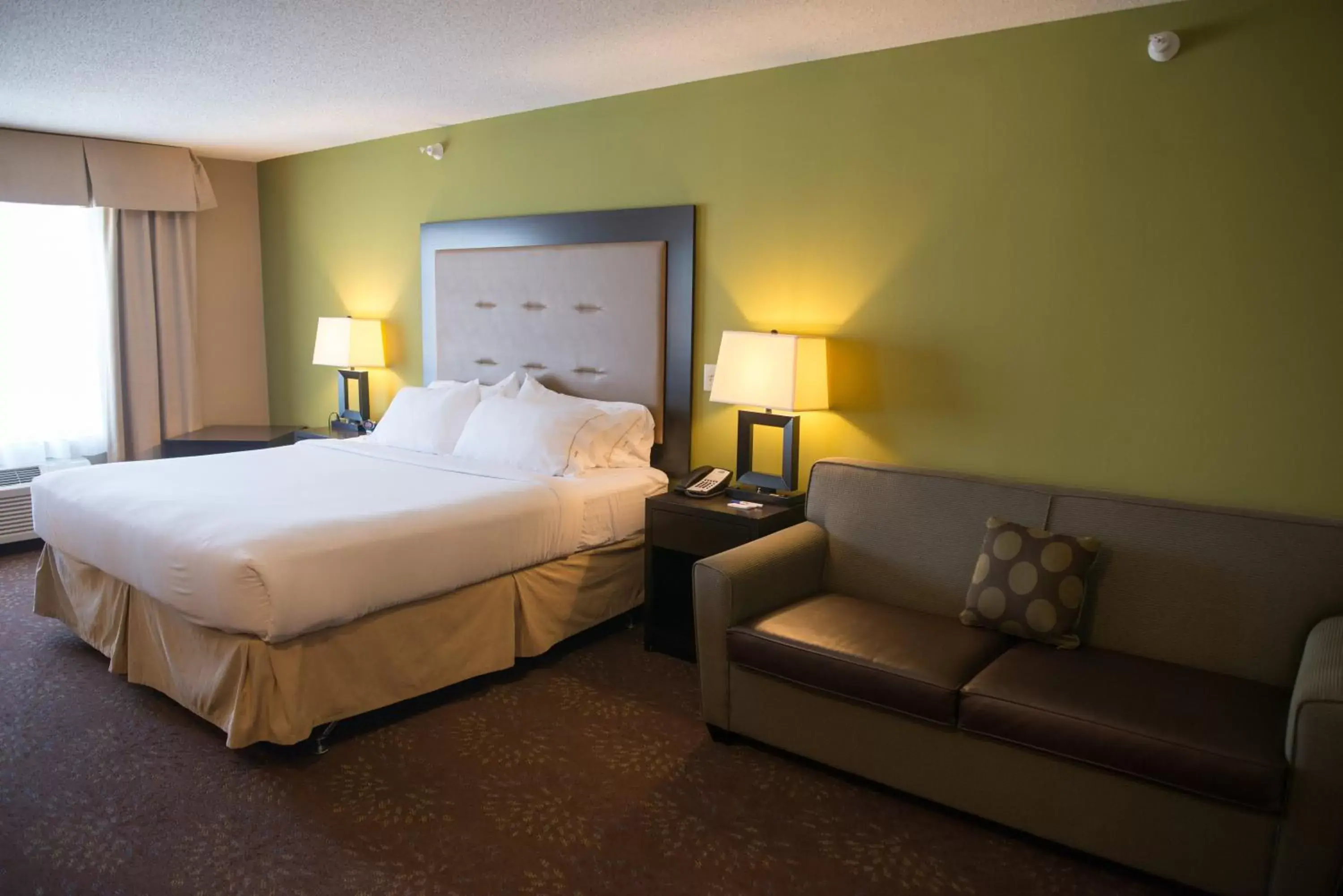 Photo of the whole room, Bed in Holiday Inn Express & Suites Northwood