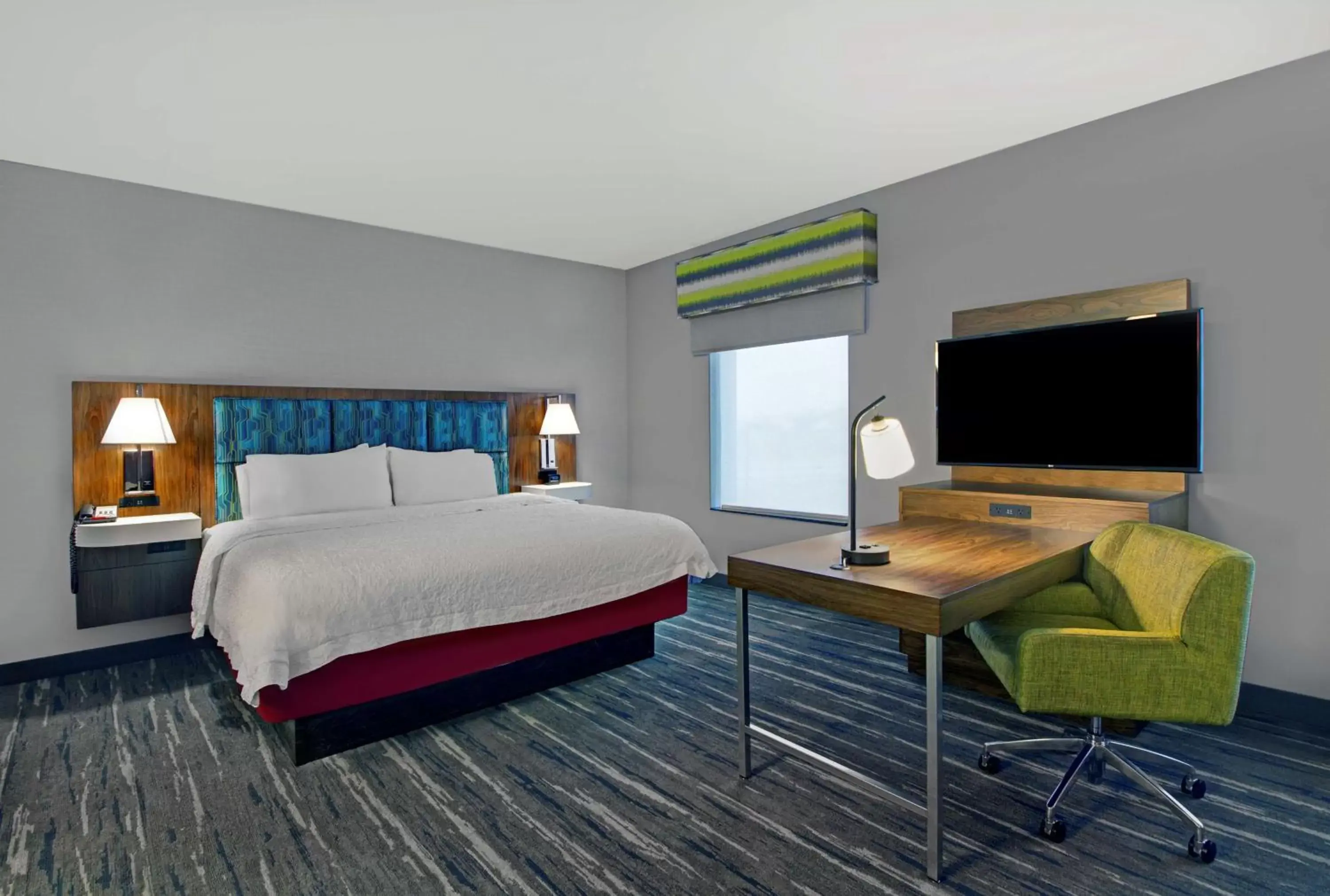 Bed, TV/Entertainment Center in Hampton Inn & Suites by Hilton Syracuse Dewitt