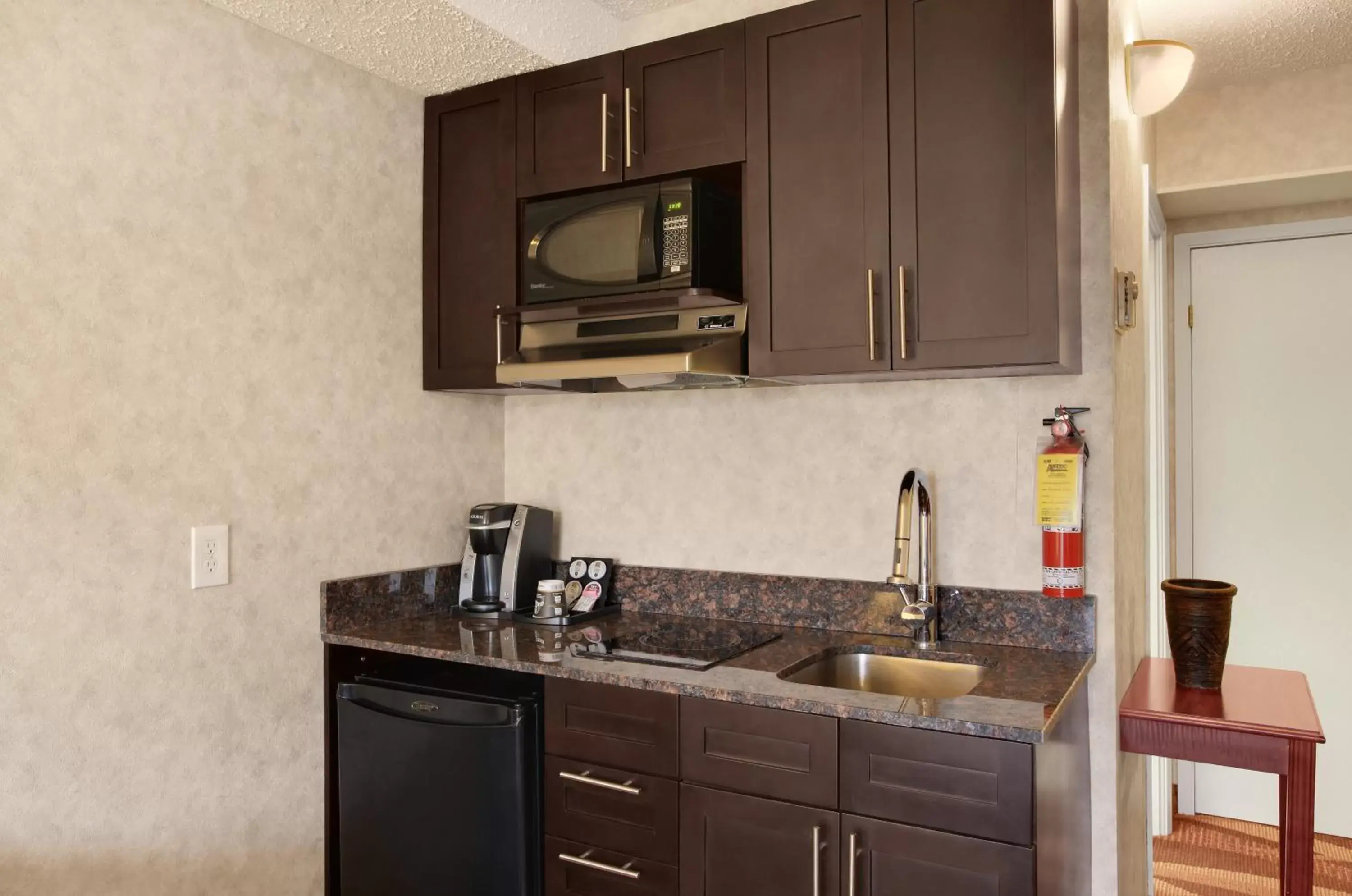 Kitchen or kitchenette, Kitchen/Kitchenette in Travelodge by Wyndham Lloydminster