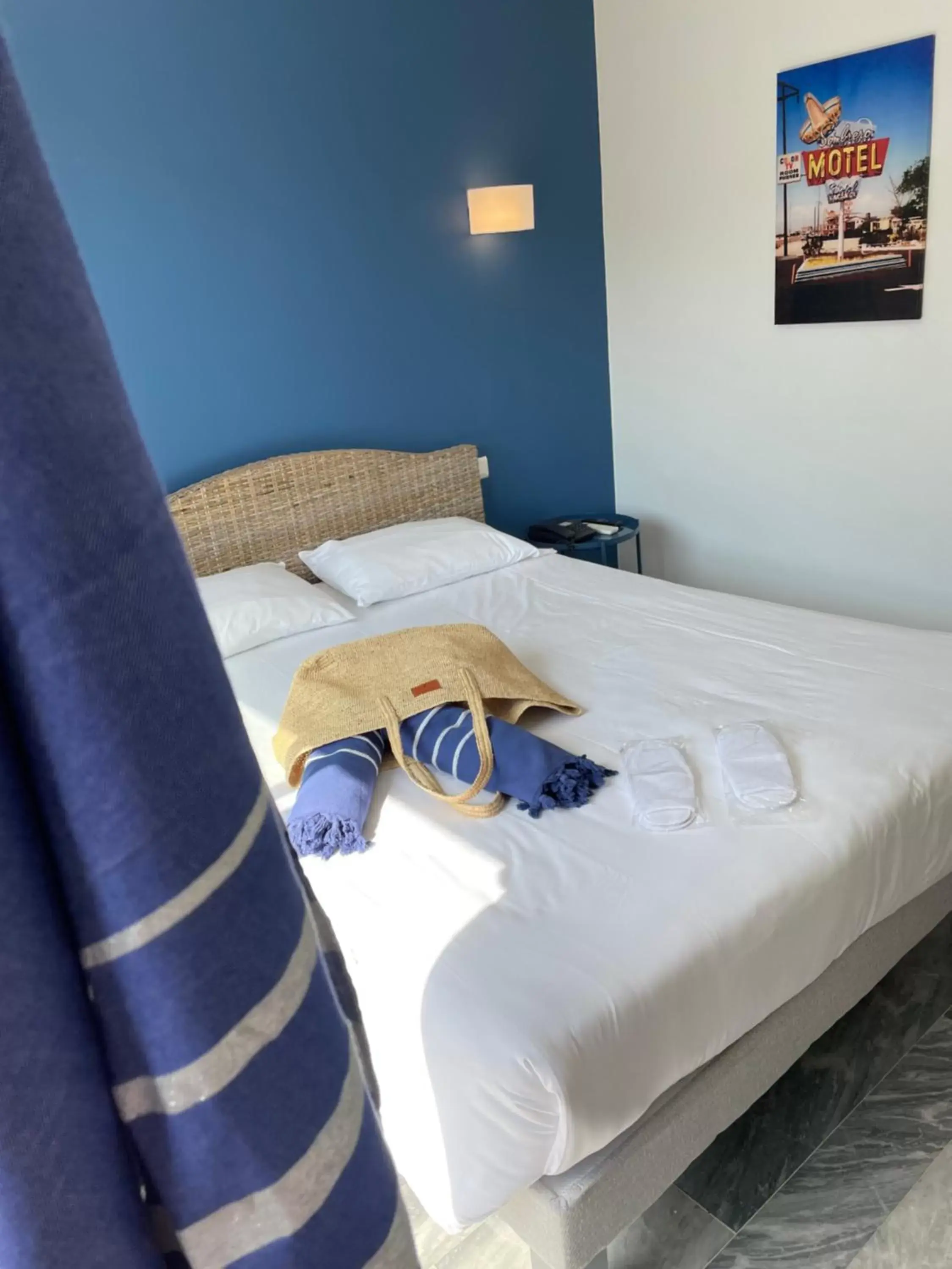 Bed in Amerique Hotel Palavas - Piscine & Parking - Plage