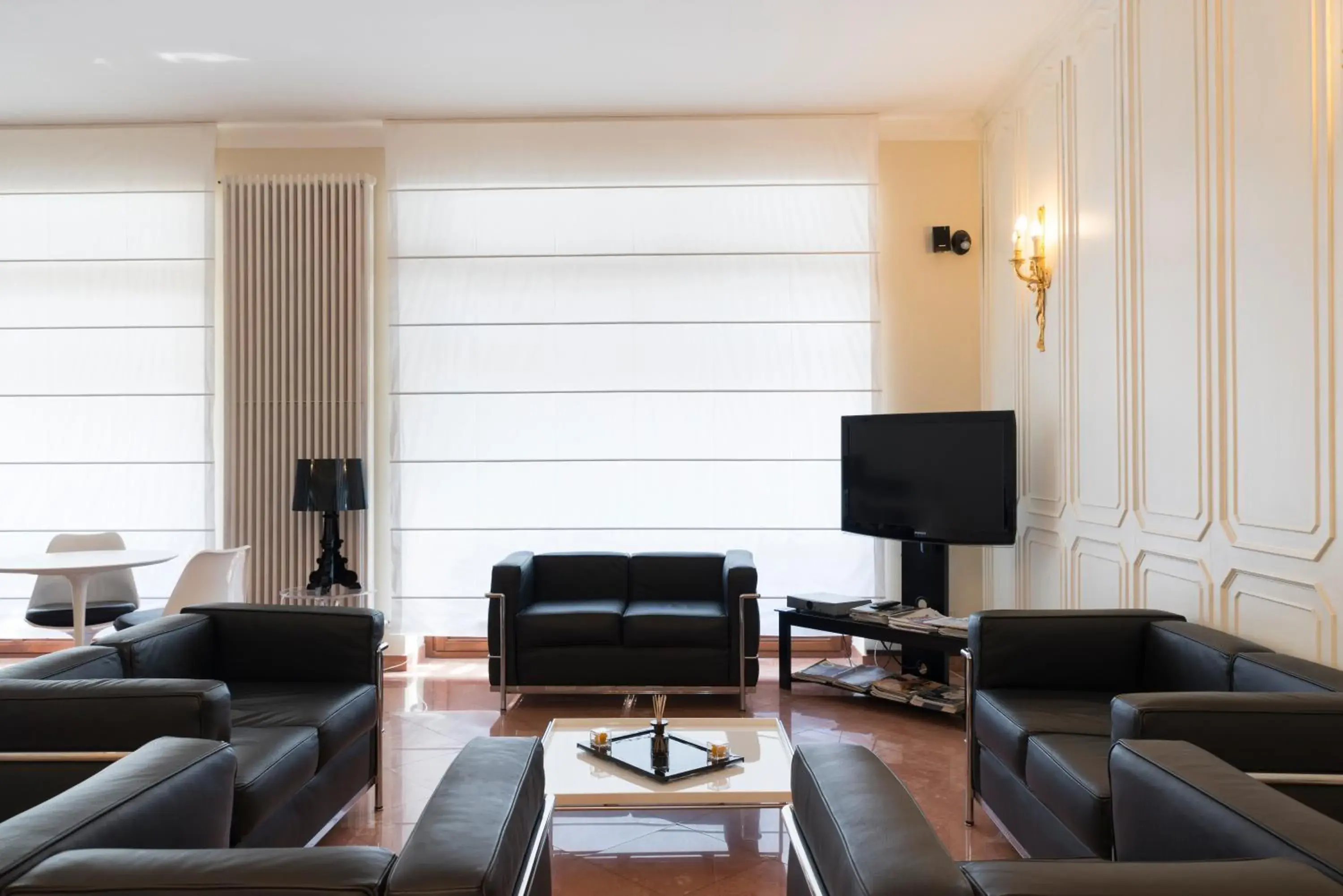 Communal lounge/ TV room, Seating Area in Hotel Tourist