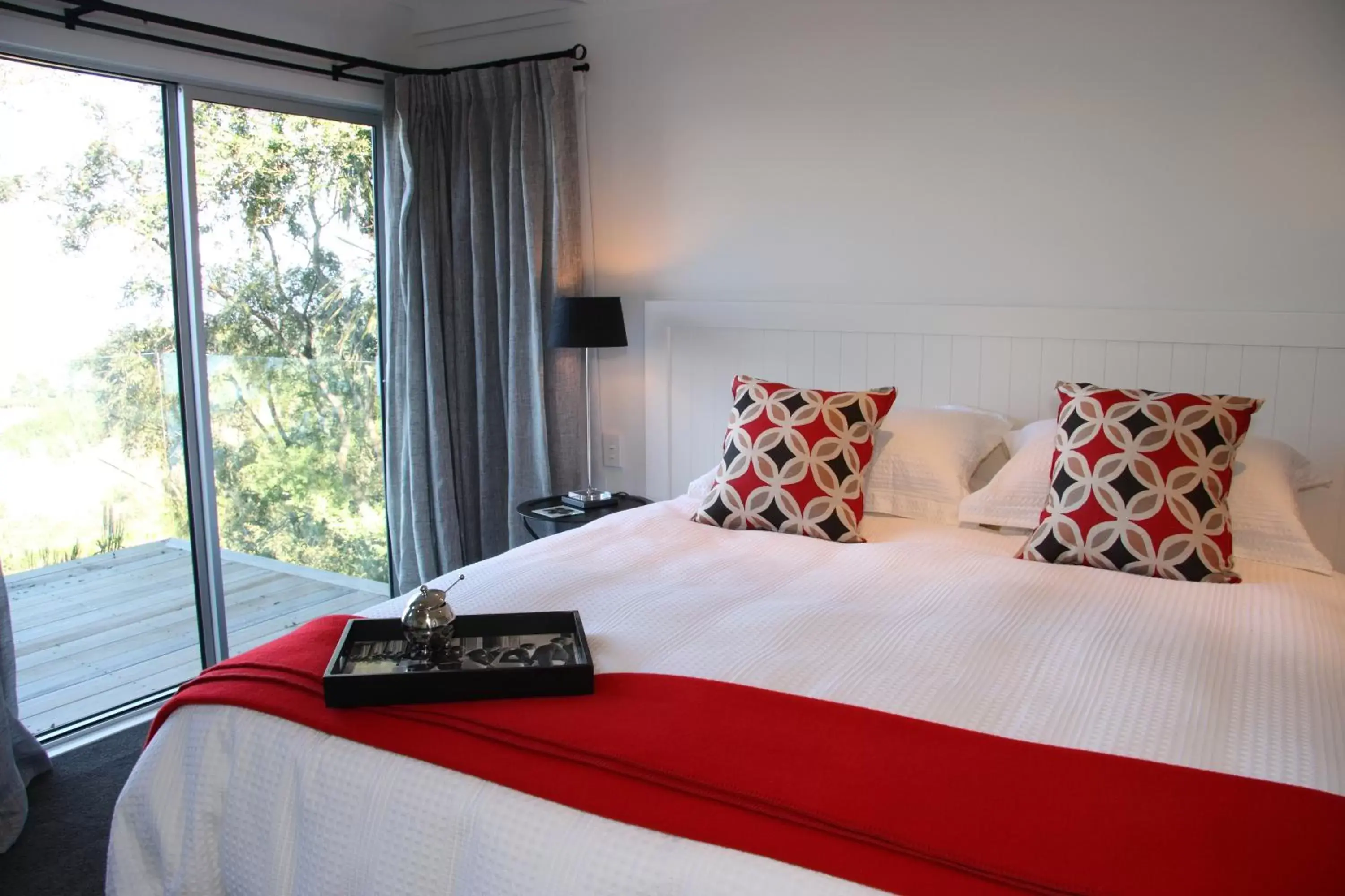 Lake view, Bed in Acacia Cliffs Lodge